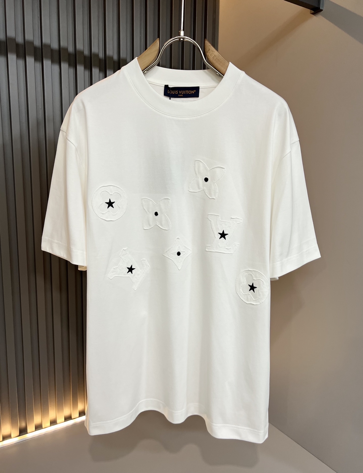 LouisVuitt*路易*登 2026春夏全新系列单品上线，非常时髦前卫的一款男女同款短袖T恤，标识l