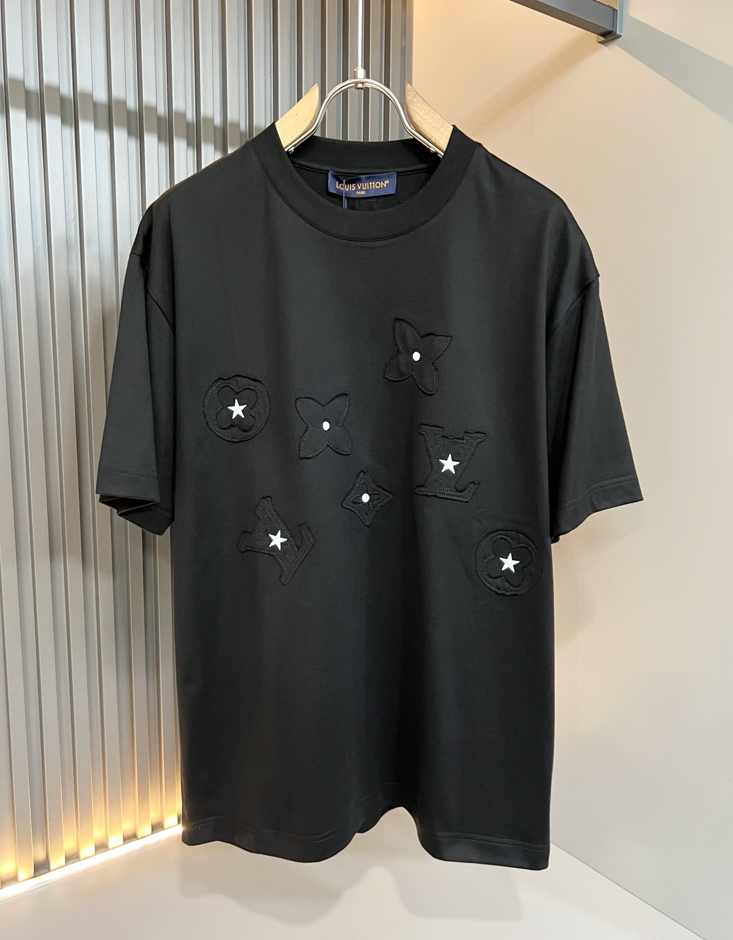 LouisVuitt*路易*登 2026春夏全新系列单品上线，非常时髦前卫的一款男女同款短袖T恤，标识l