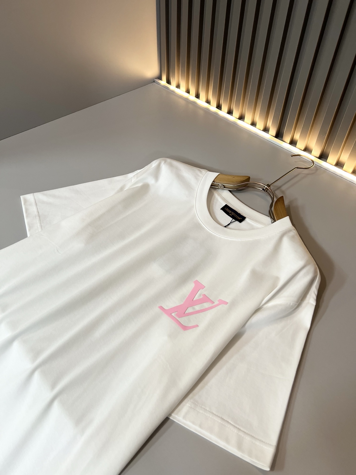 LouisVuitt*路易*登 2026春夏全新系列单品上线，非常时髦前卫的一款男女同款短袖T恤，标识l