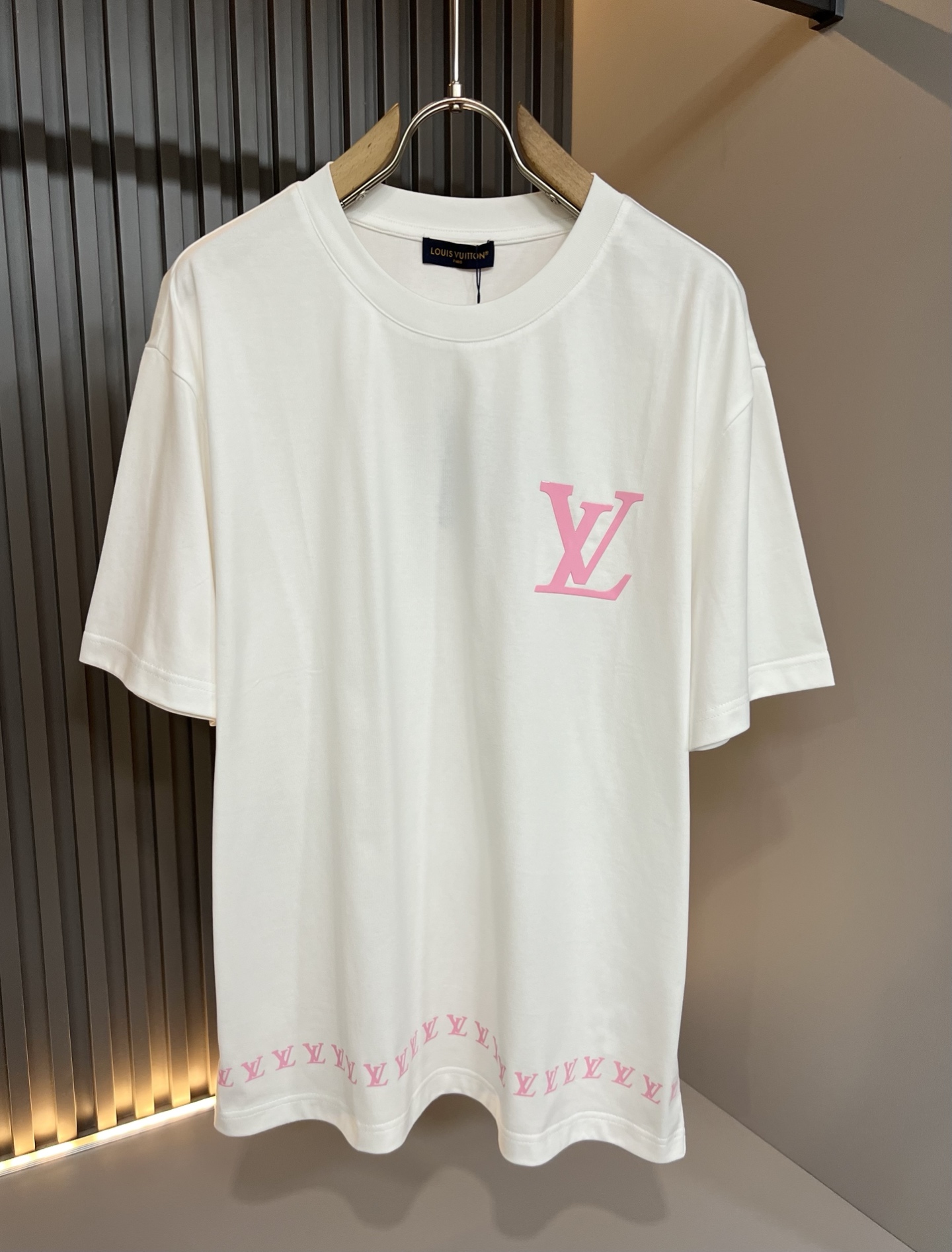 LouisVuitt*路易*登 2026春夏全新系列单品上线，非常时髦前卫的一款男女同款短袖T恤，标识l