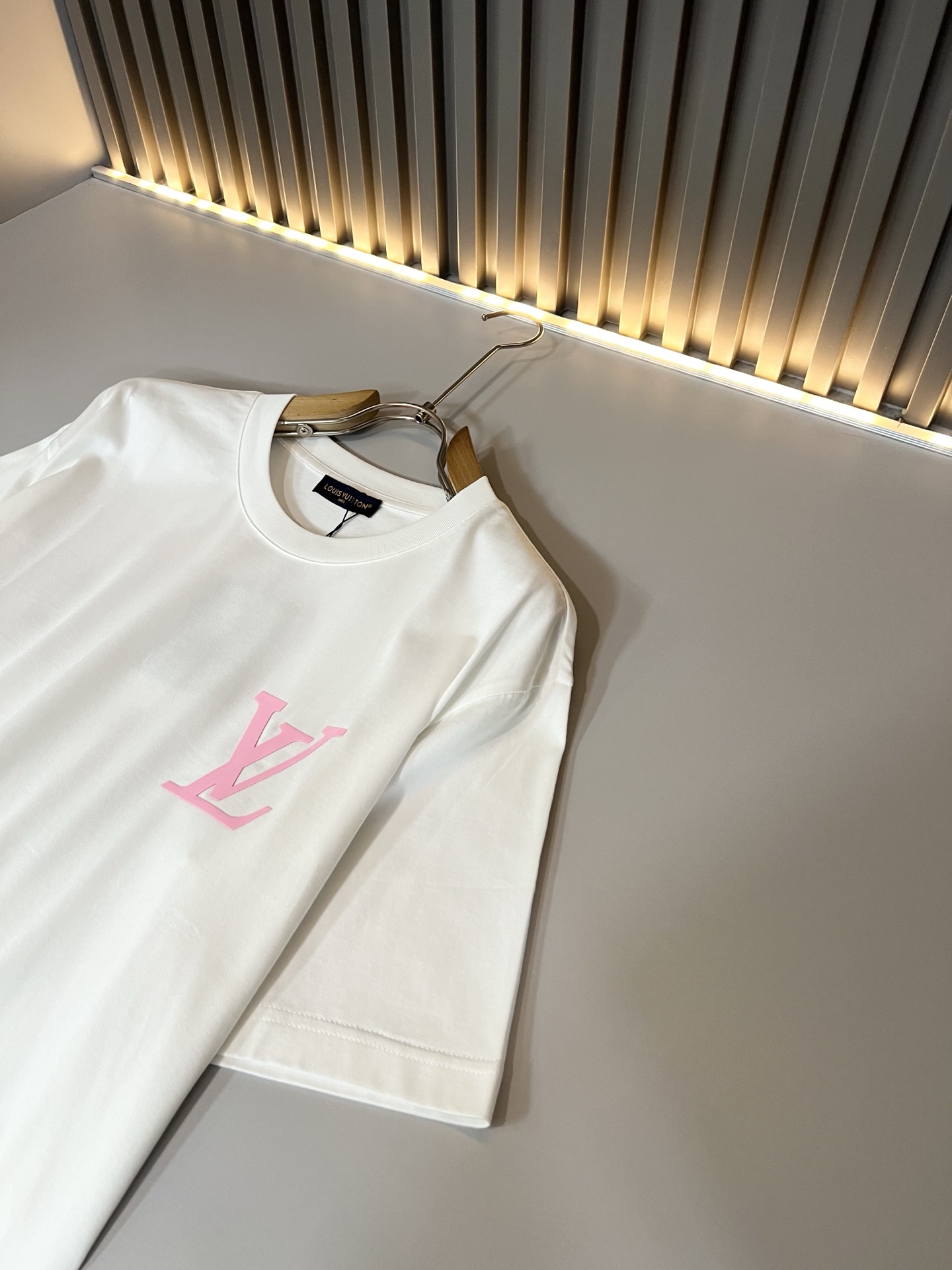 LouisVuitt*路易*登 2026春夏全新系列单品上线，非常时髦前卫的一款男女同款短袖T恤，标识l