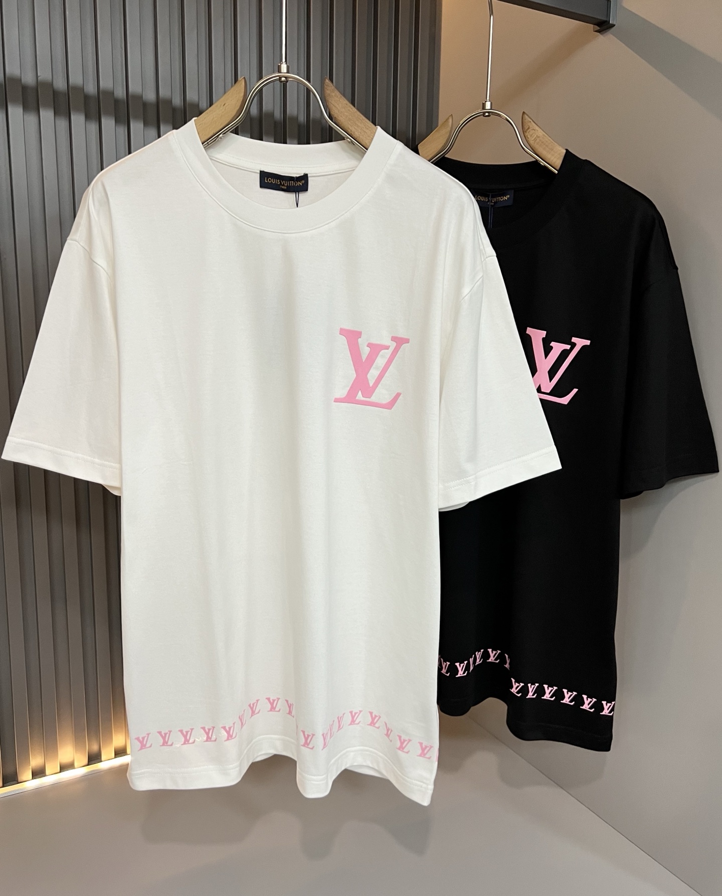 LouisVuitt*路易*登 2026春夏全新系列单品上线，非常时髦前卫的一款男女同款短袖T恤，标识l