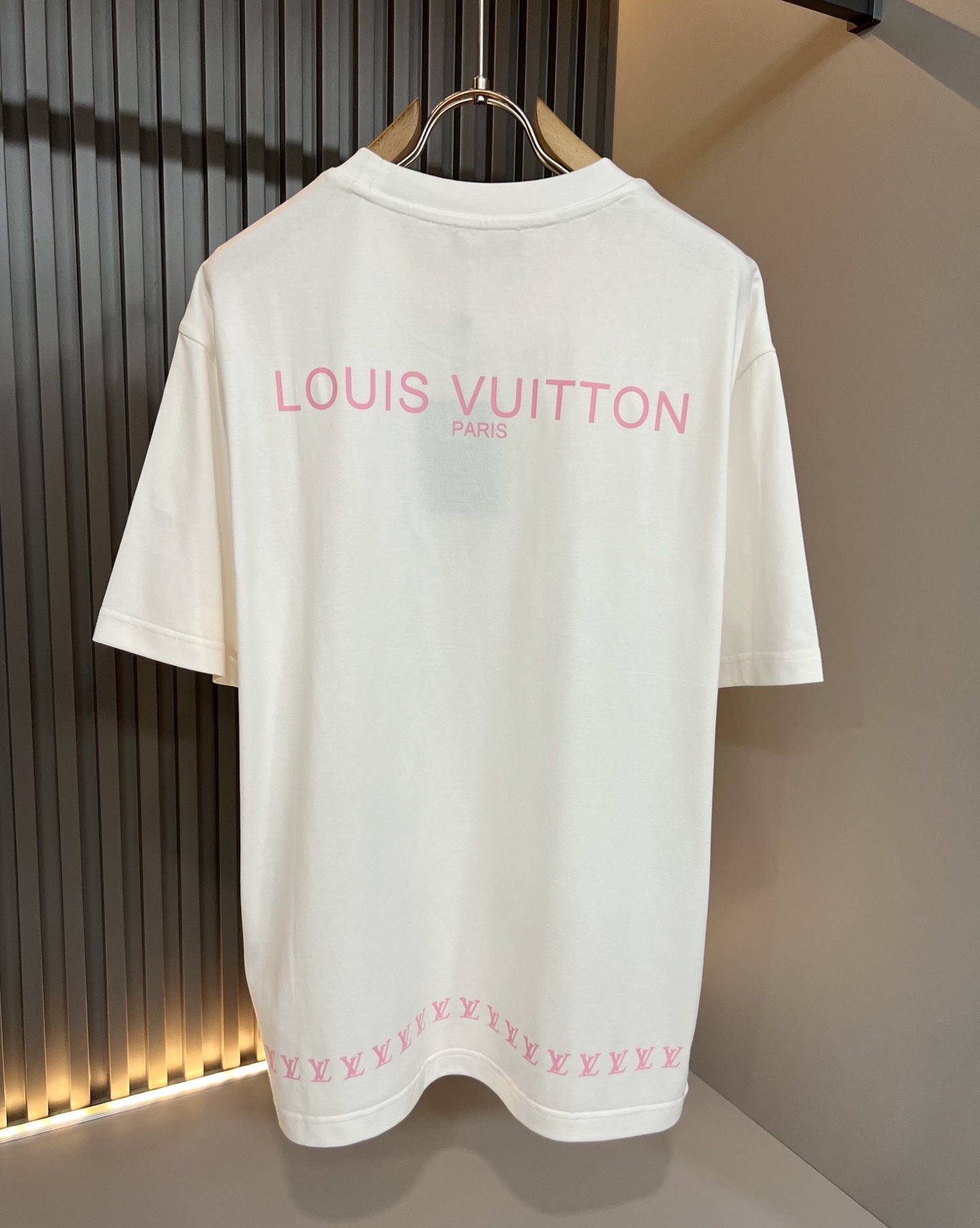 LouisVuitt*路易*登 2026春夏全新系列单品上线，非常时髦前卫的一款男女同款短袖T恤，标识l
