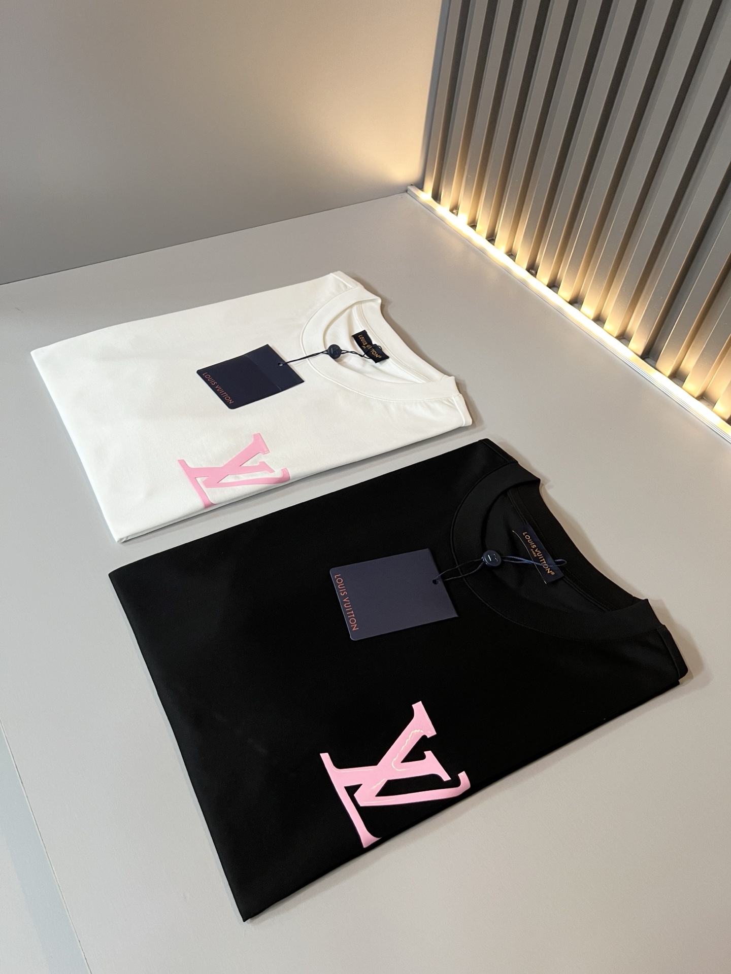 LouisVuitt*路易*登 2026春夏全新系列单品上线，非常时髦前卫的一款男女同款短袖T恤，标识l