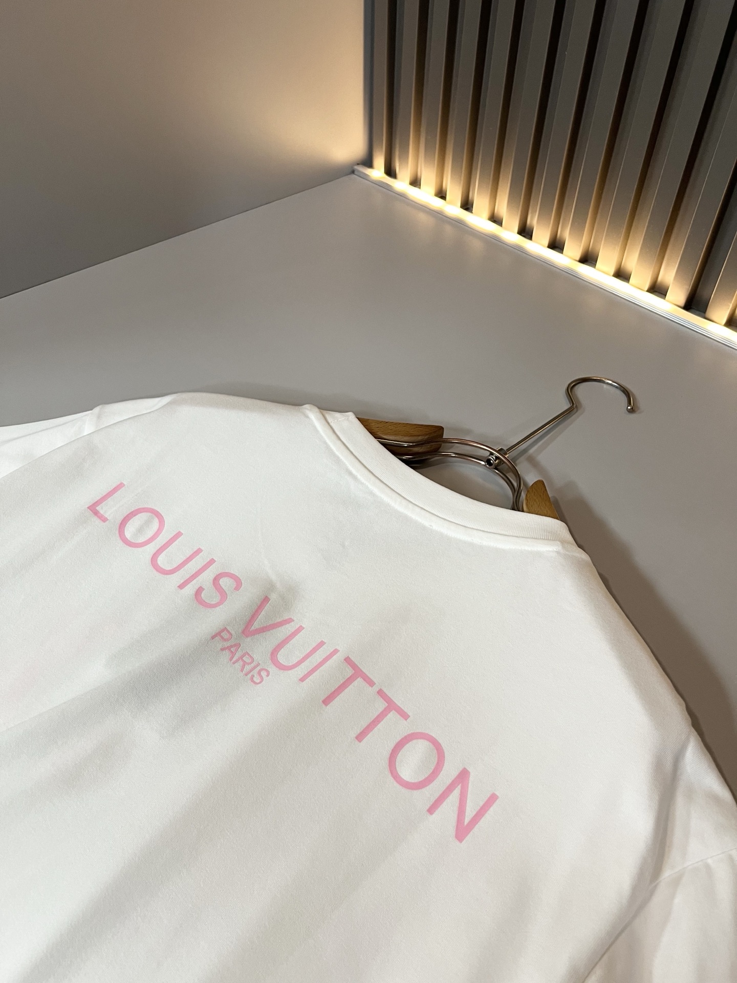 LouisVuitt*路易*登 2026春夏全新系列单品上线，非常时髦前卫的一款男女同款短袖T恤，标识l