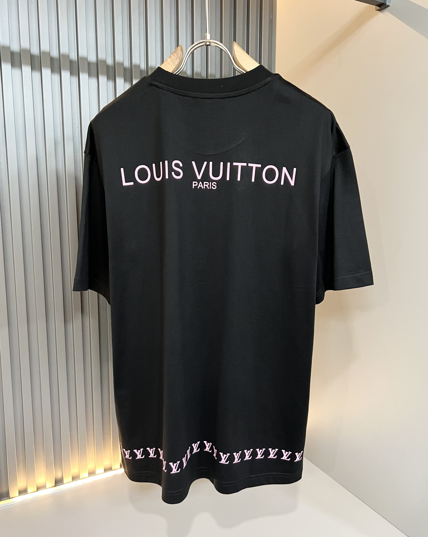 LouisVuitt*路易*登 2026春夏全新系列单品上线，非常时髦前卫的一款男女同款短袖T恤，标识l