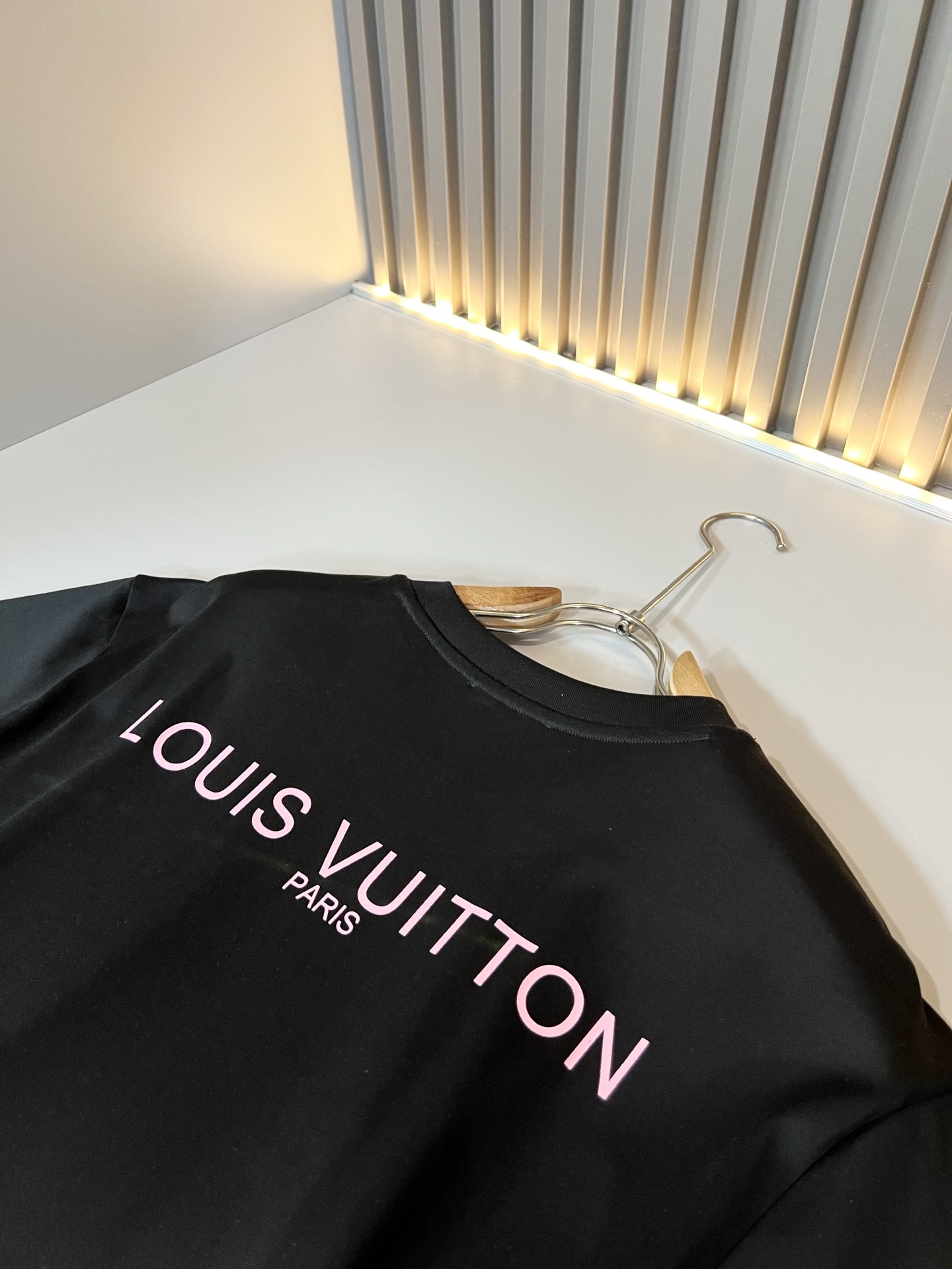 LouisVuitt*路易*登 2026春夏全新系列单品上线，非常时髦前卫的一款男女同款短袖T恤，标识l