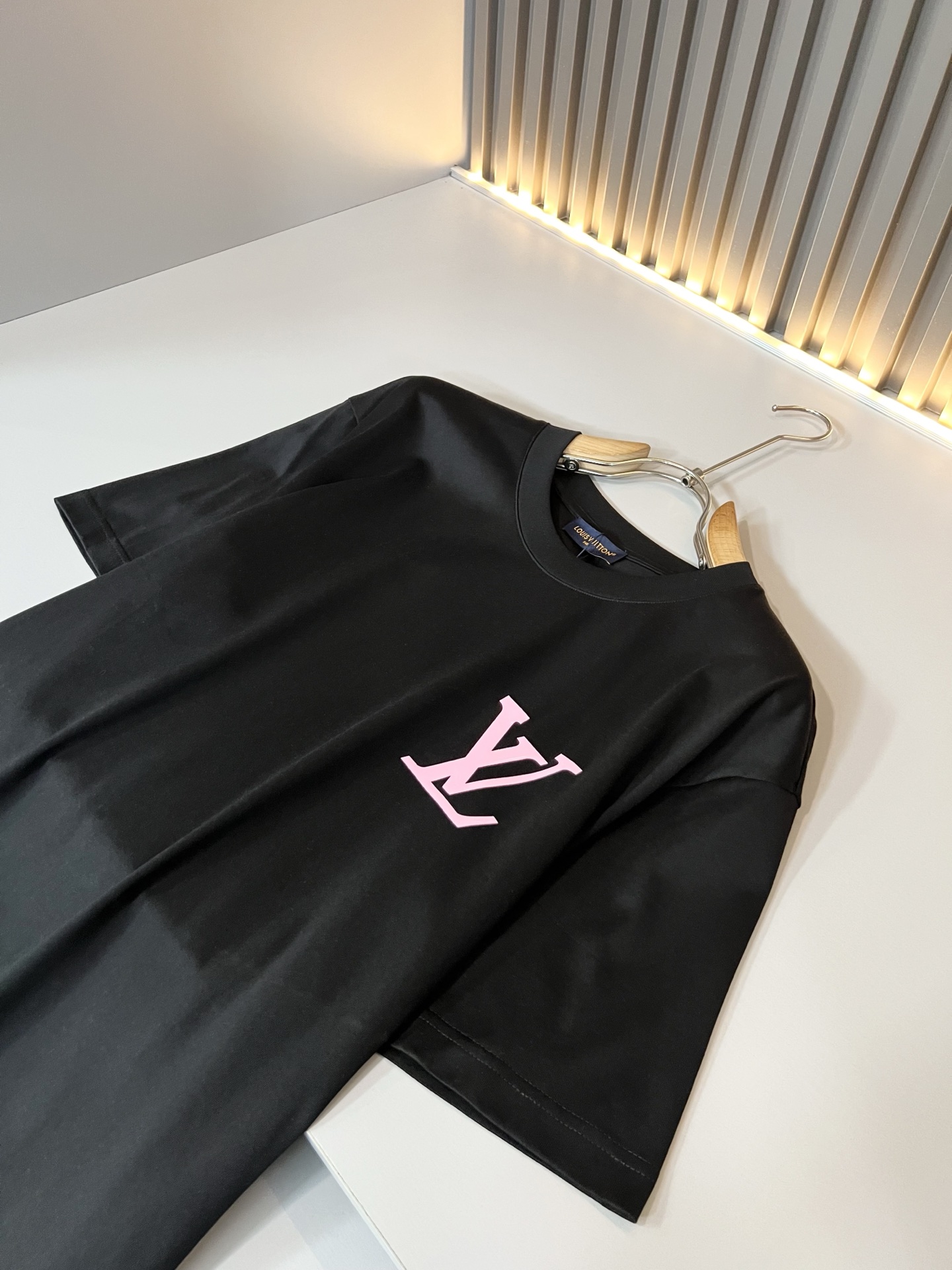 LouisVuitt*路易*登 2026春夏全新系列单品上线，非常时髦前卫的一款男女同款短袖T恤，标识l