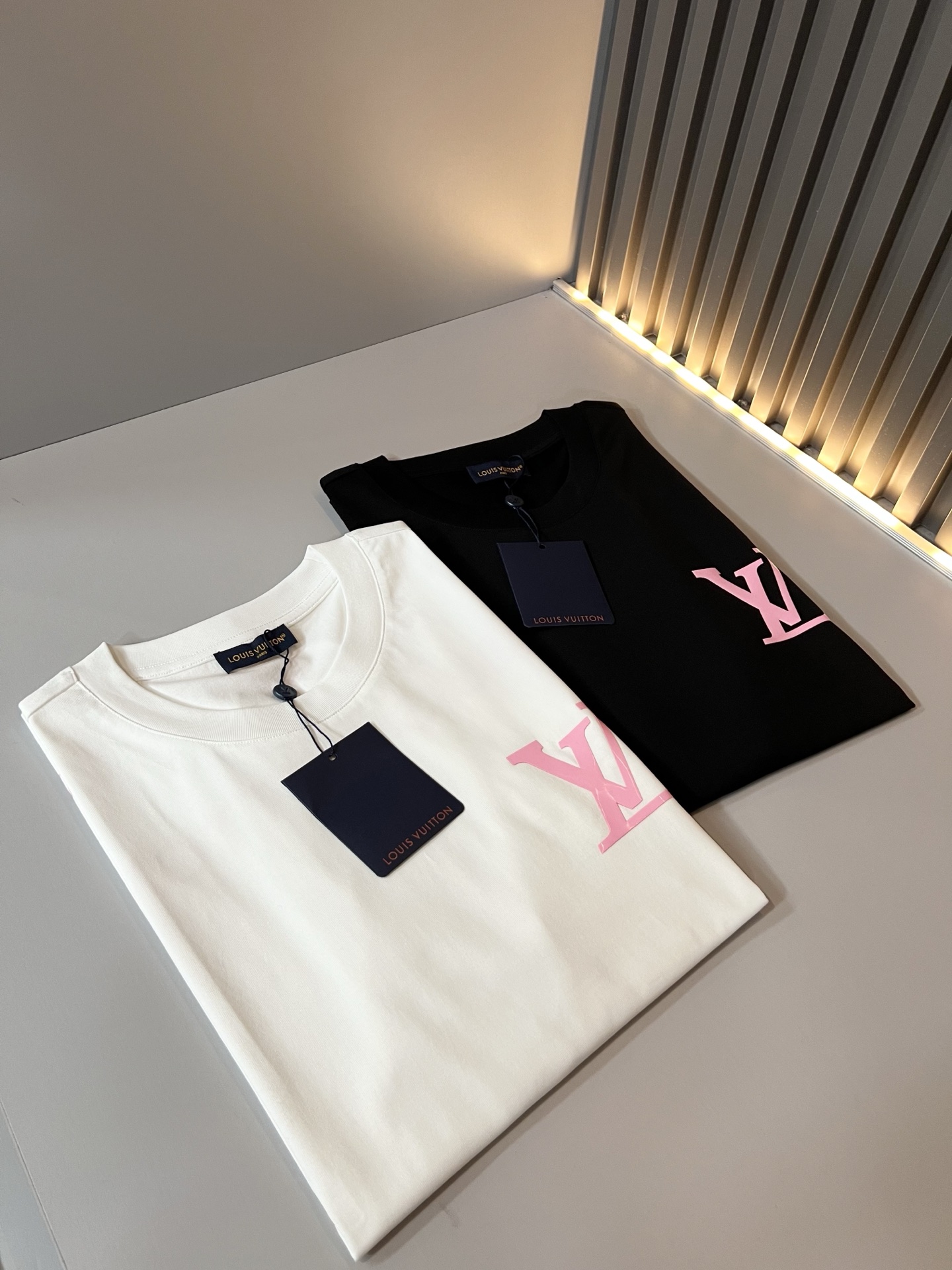 LouisVuitt*路易*登 2026春夏全新系列单品上线，非常时髦前卫的一款男女同款短袖T恤，标识l
