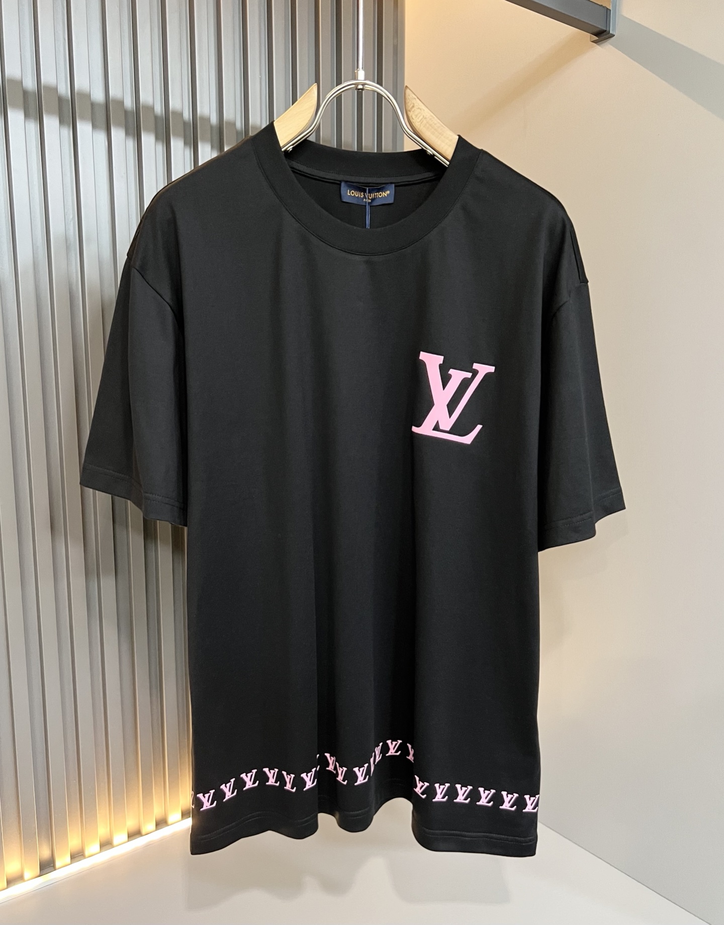 LouisVuitt*路易*登 2026春夏全新系列单品上线，非常时髦前卫的一款男女同款短袖T恤，标识l