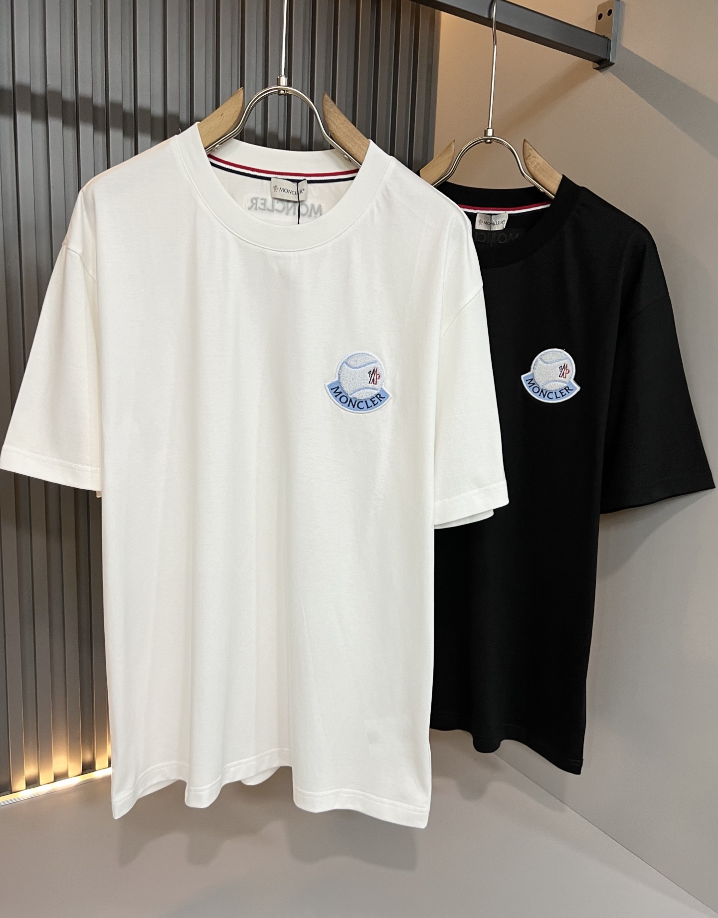 Moncler蒙家 2026春夏最新男女同款👫贸易订单短袖T恤，全品相！！网红款！采用logo图案徽章设