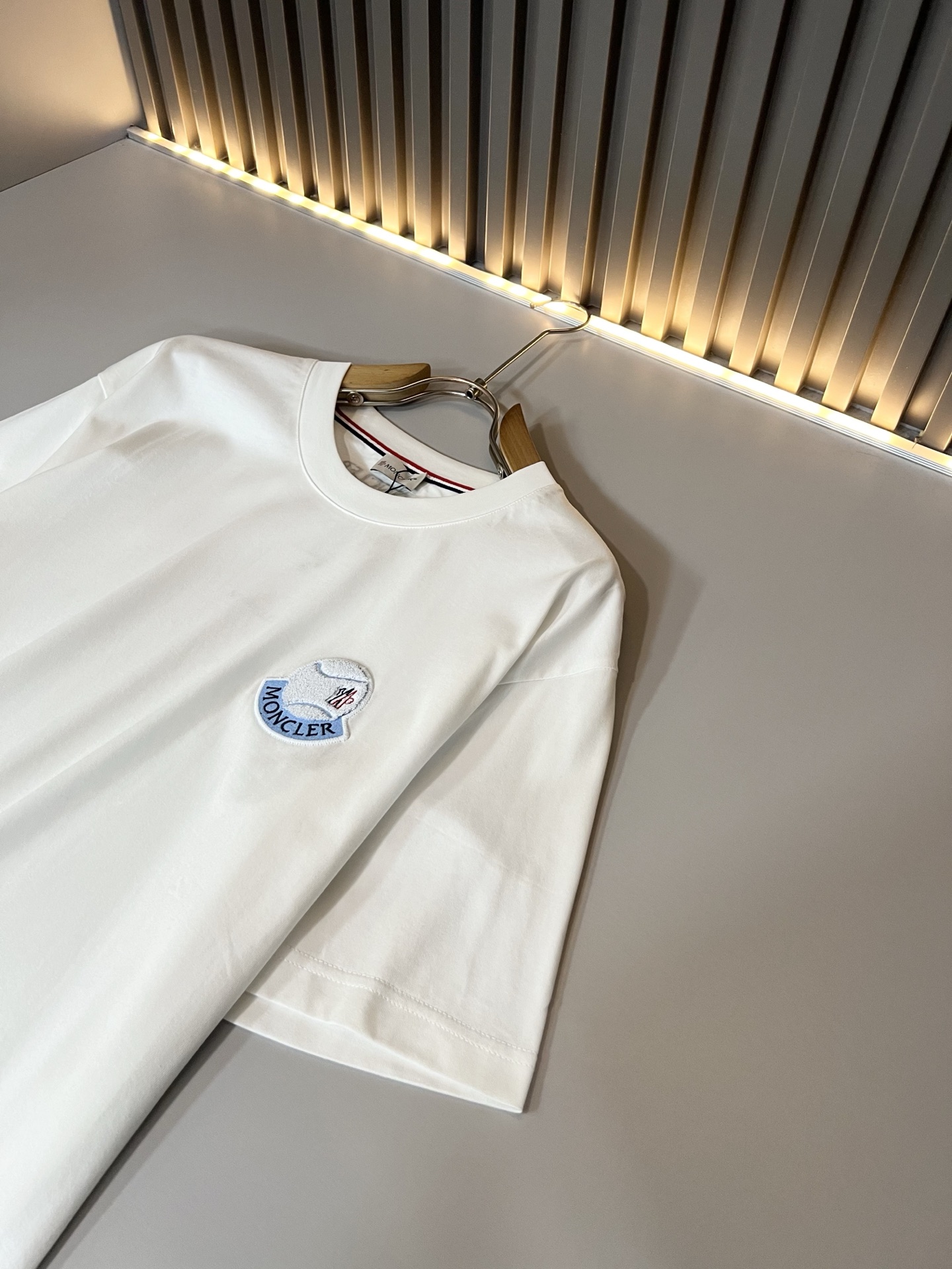Moncler蒙家 2026春夏最新男女同款👫贸易订单短袖T恤，全品相！！网红款！采用logo图案徽章设