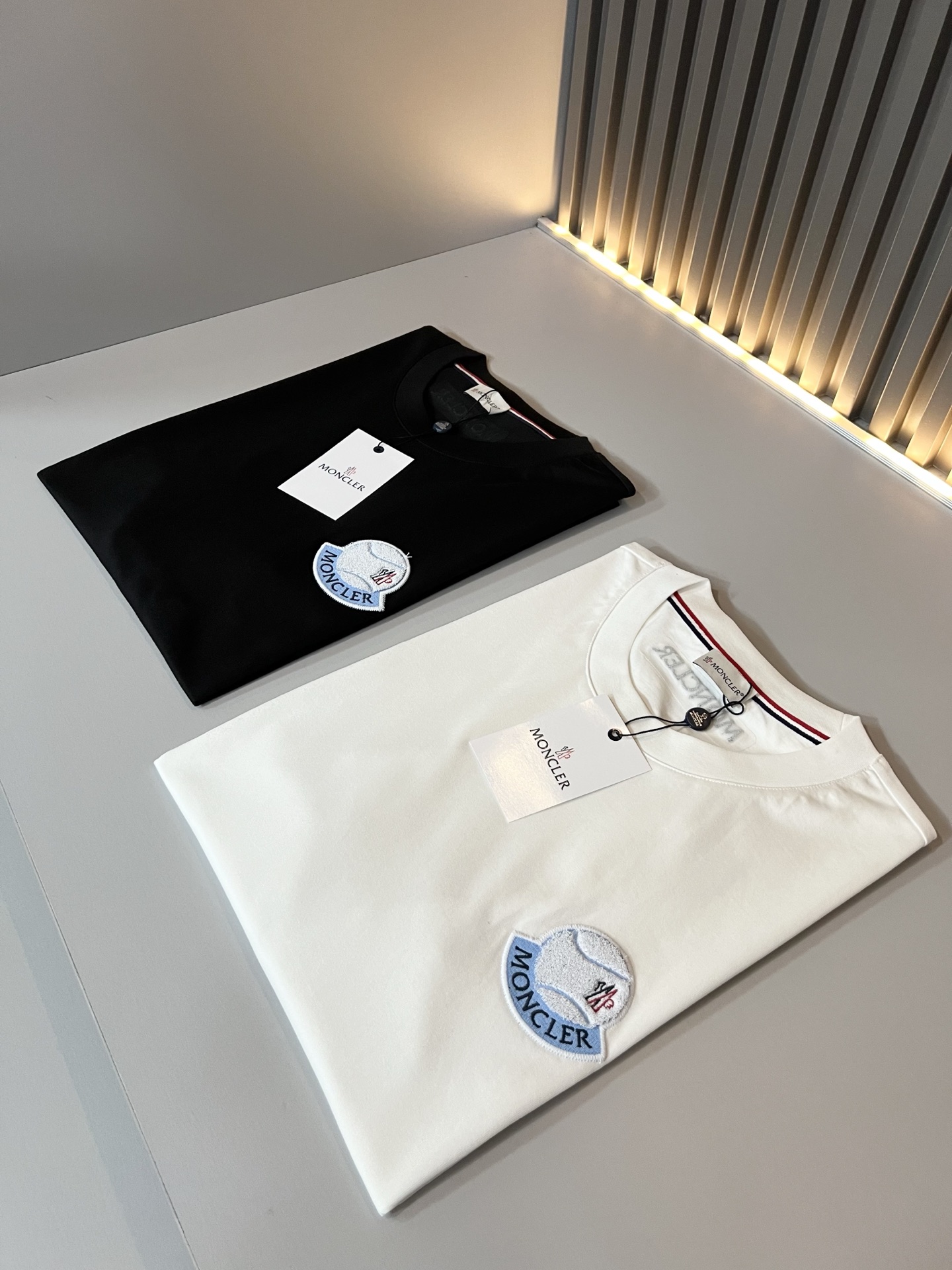 Moncler蒙家 2026春夏最新男女同款👫贸易订单短袖T恤，全品相！！网红款！采用logo图案徽章设