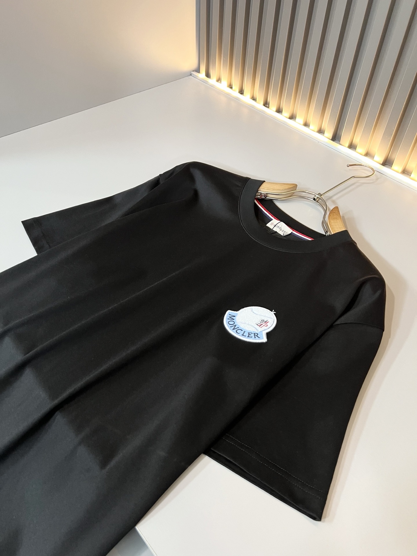 Moncler蒙家 2026春夏最新男女同款👫贸易订单短袖T恤，全品相！！网红款！采用logo图案徽章设