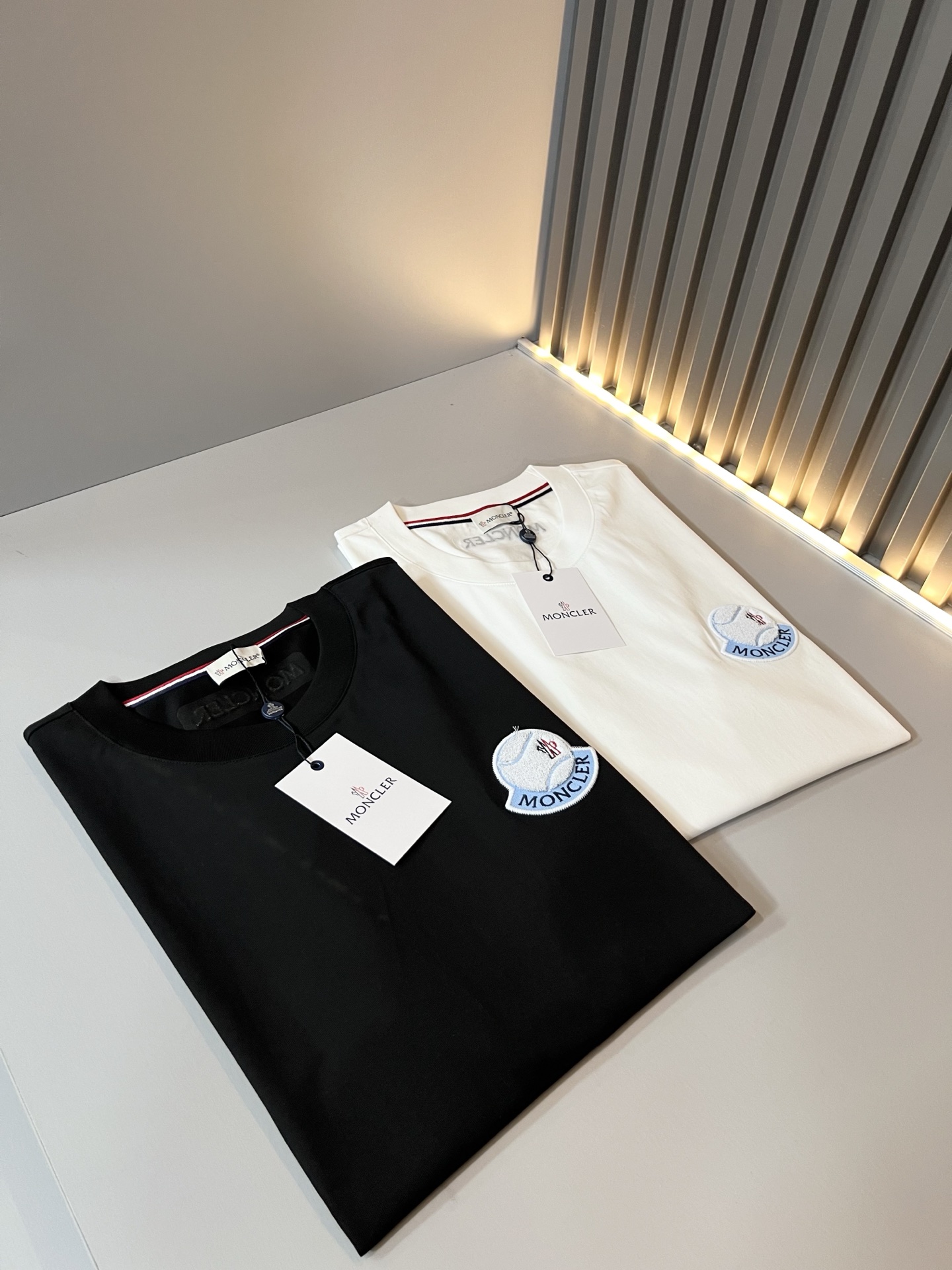 Moncler蒙家 2026春夏最新男女同款👫贸易订单短袖T恤，全品相！！网红款！采用logo图案徽章设