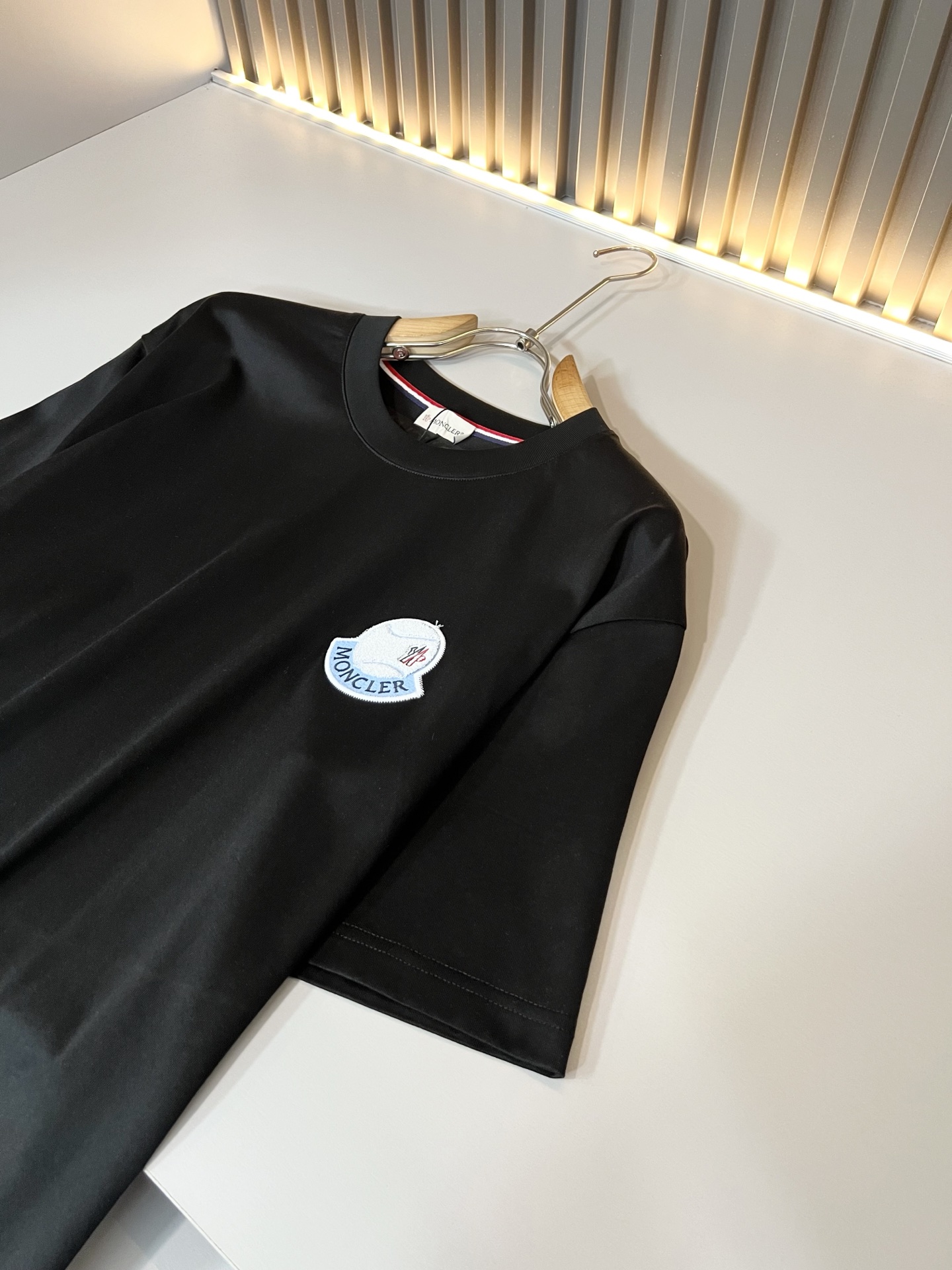 Moncler蒙家 2026春夏最新男女同款👫贸易订单短袖T恤，全品相！！网红款！采用logo图案徽章设