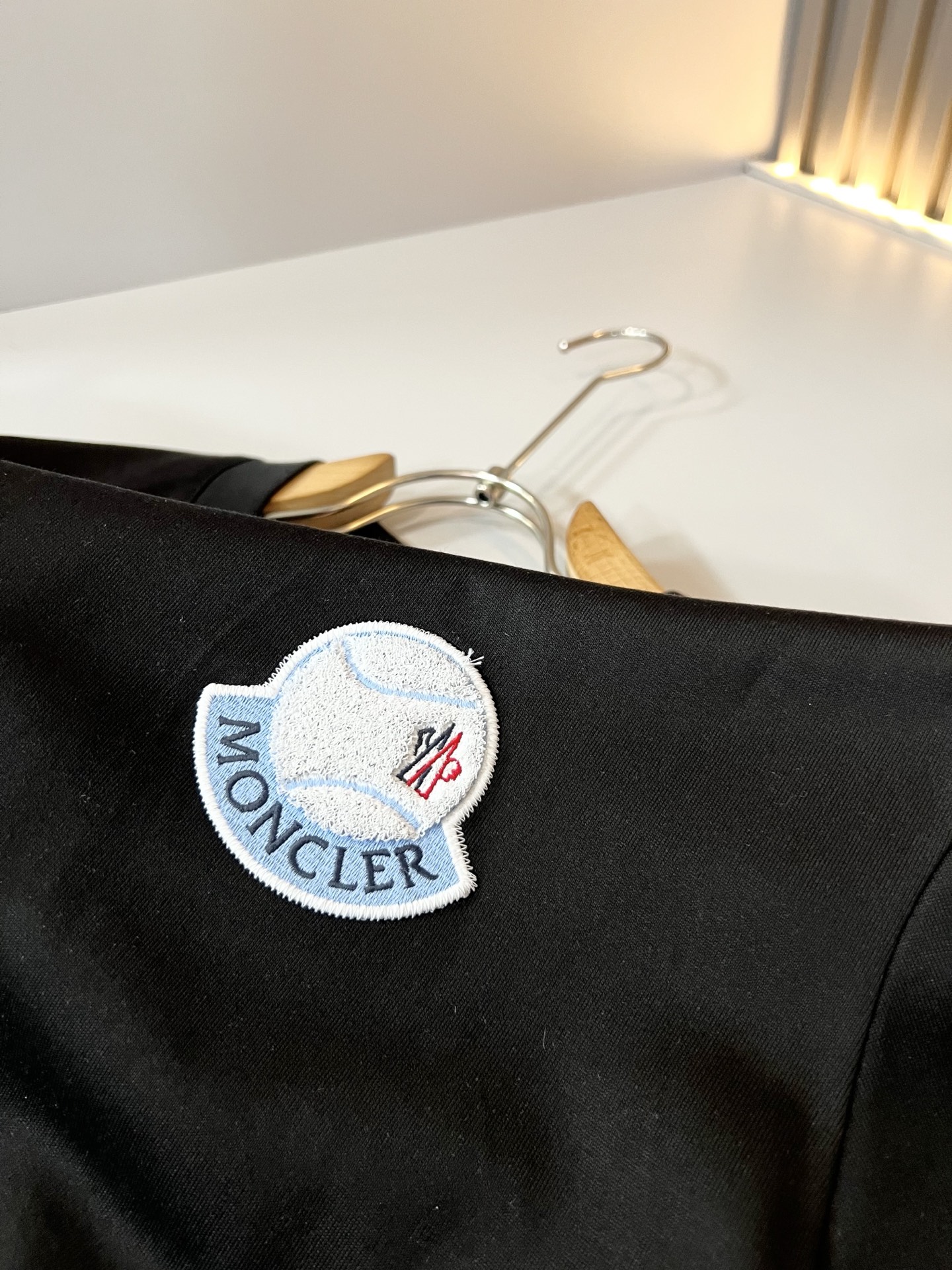 Moncler蒙家 2026春夏最新男女同款👫贸易订单短袖T恤，全品相！！网红款！采用logo图案徽章设