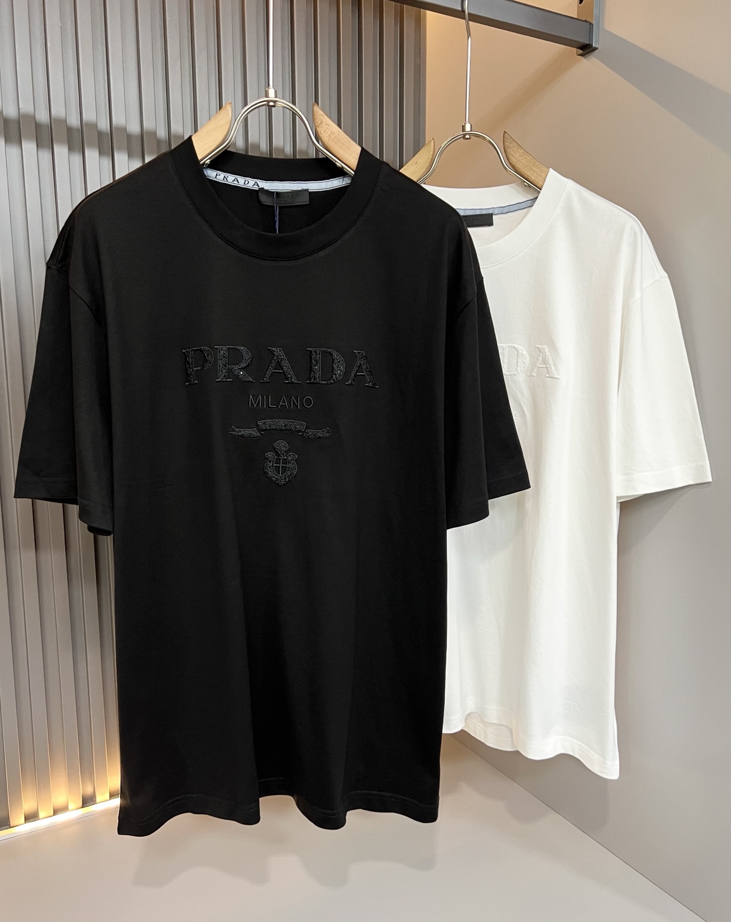 PRAD*A普*达2026春夏新款男女同款👫短袖T恤，最新款全网独家首上！！~既经典有时尚百搭，谁不爱啊