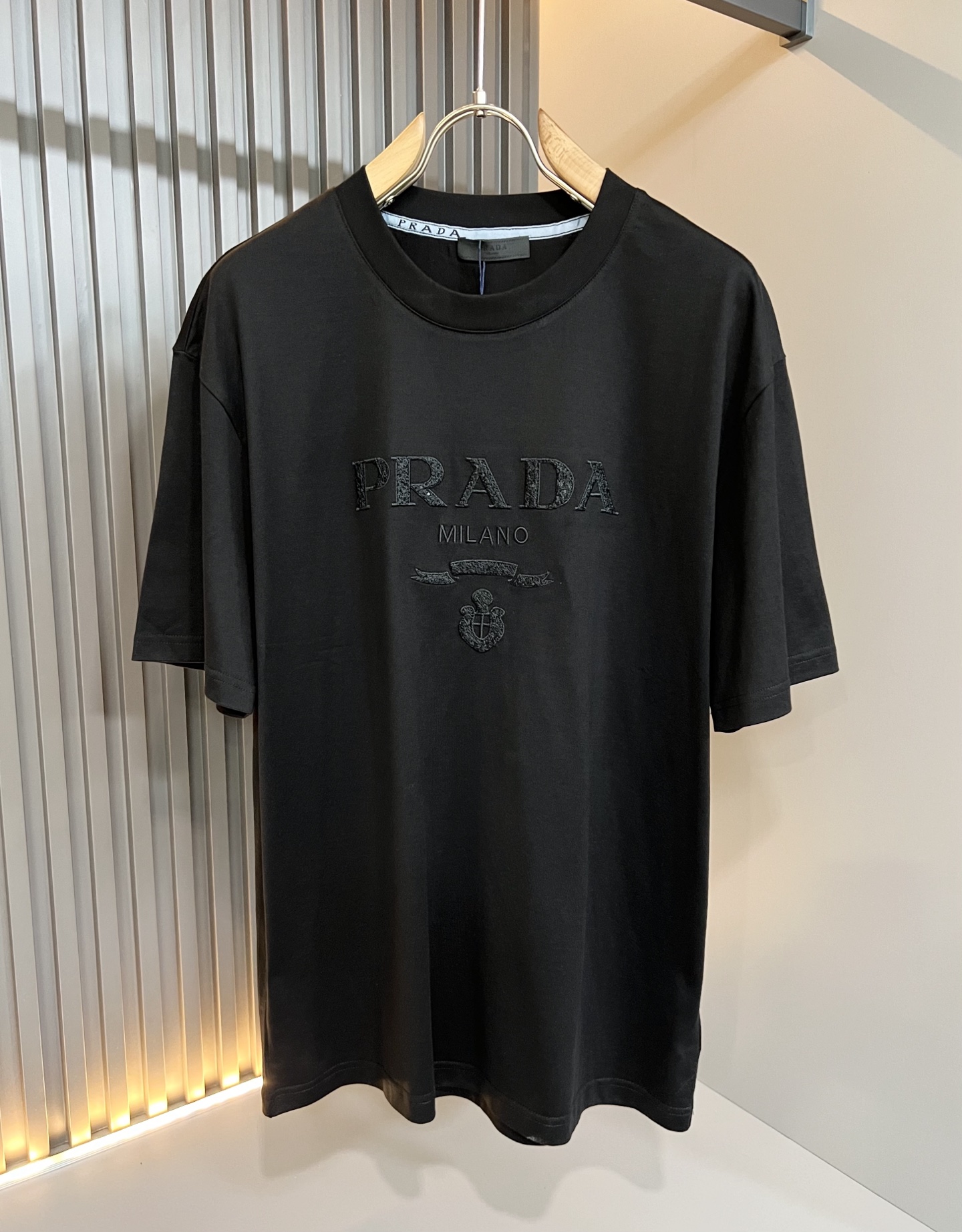 PRAD*A普*达2026春夏新款男女同款👫短袖T恤，最新款全网独家首上！！~既经典有时尚百搭，谁不爱啊