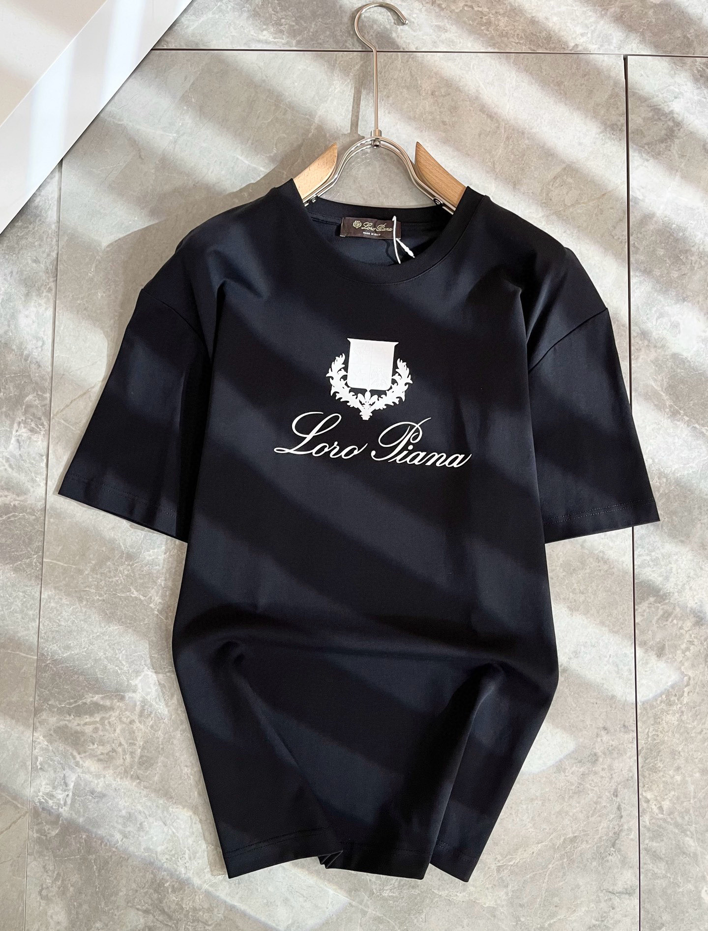 loro Piana诺悠翩雅 2026春夏男士最新的贸易订单短袖T恤，全品相！！网红款！采用logo图案