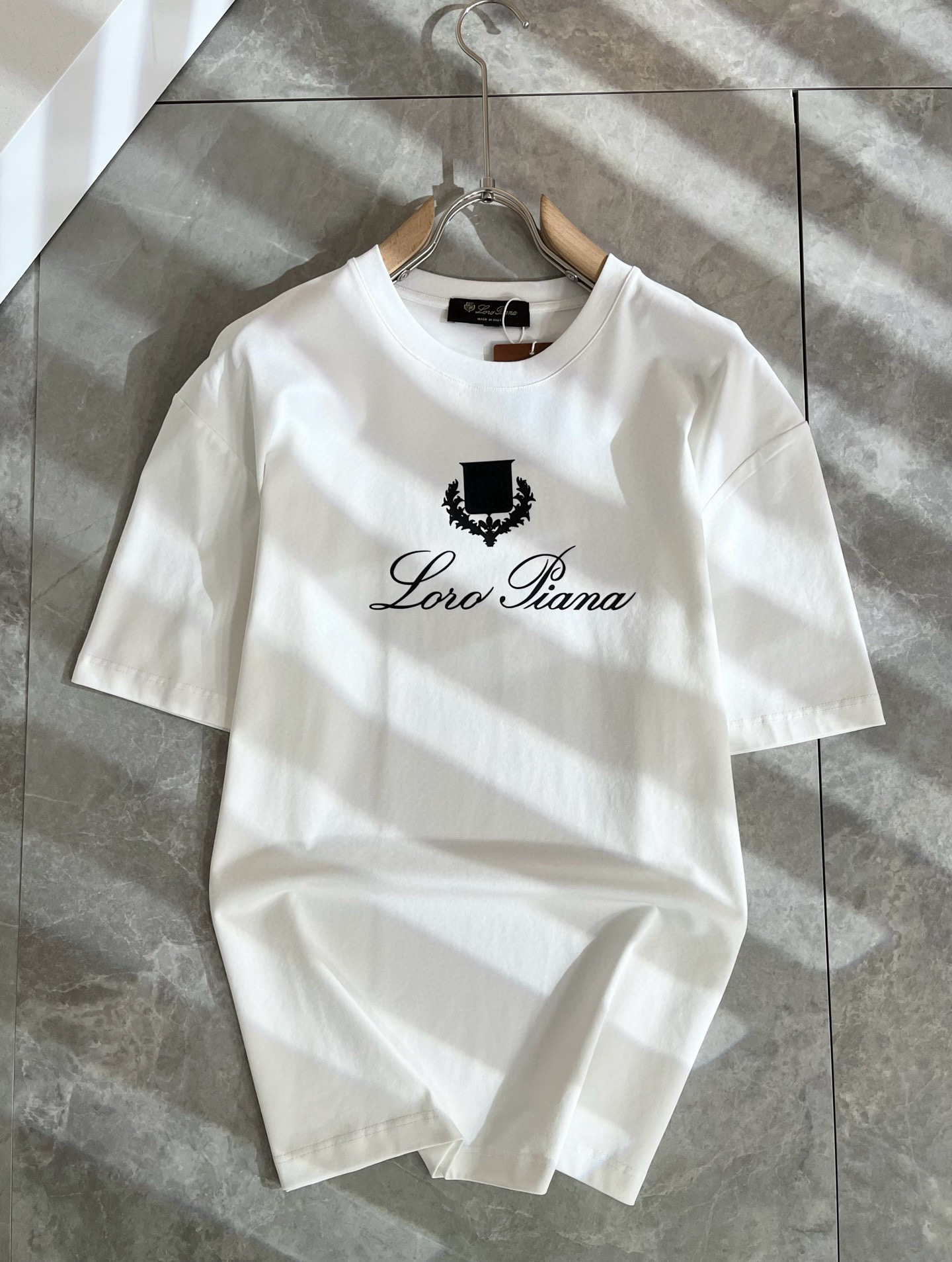 loro Piana诺悠翩雅 2026春夏男士最新的贸易订单短袖T恤，全品相！！网红款！采用logo图案