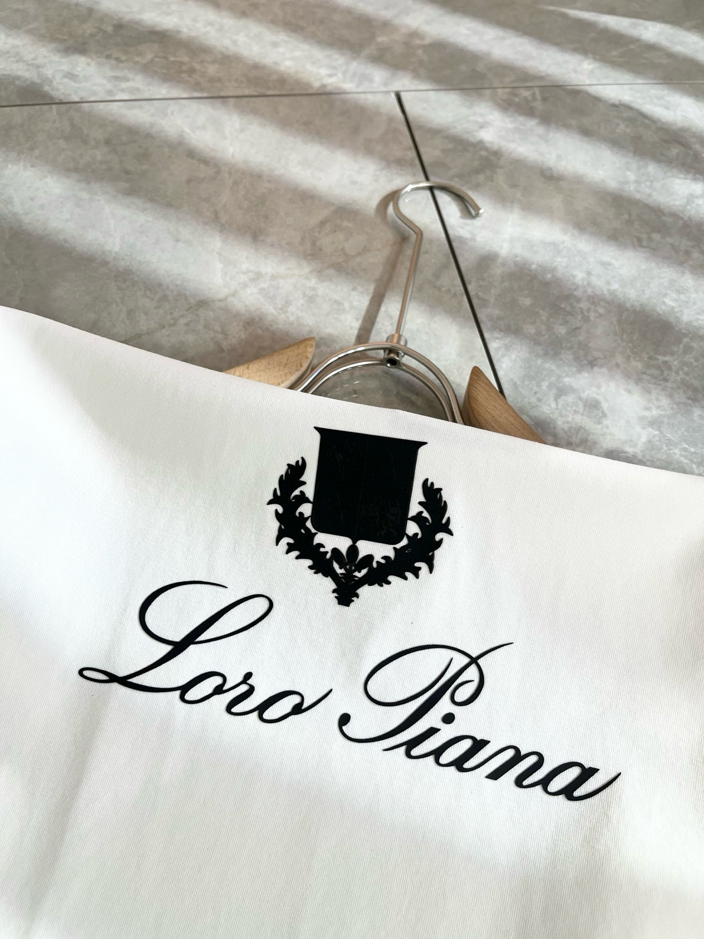 loro Piana诺悠翩雅 2026春夏男士最新的贸易订单短袖T恤，全品相！！网红款！采用logo图案