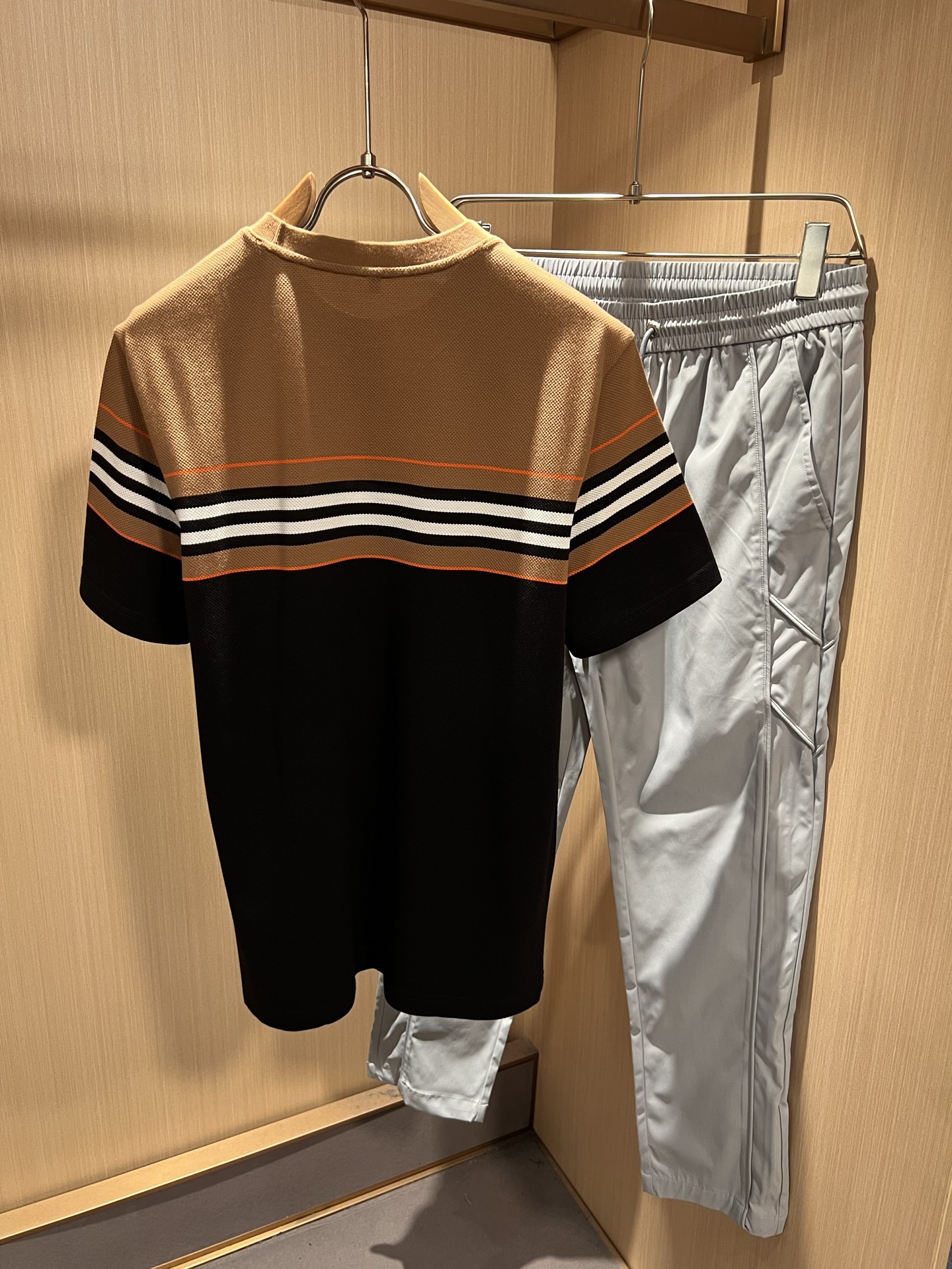 Bur*erry 巴*莉 2026春夏新款男士短袖Polo衫，品牌最新设计元素！既不单调也不复杂,恰到好