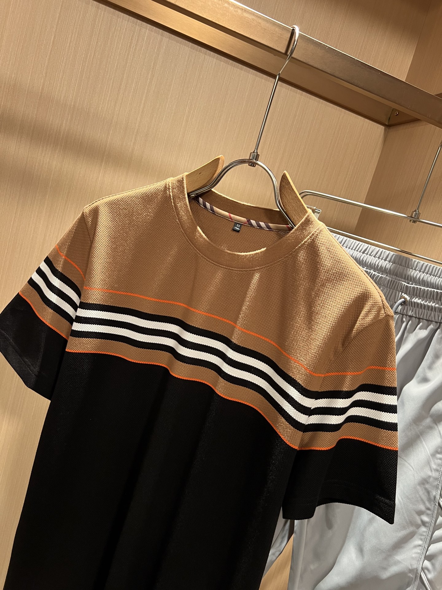 Bur*erry 巴*莉 2026春夏新款男士短袖Polo衫，品牌最新设计元素！既不单调也不复杂,恰到好