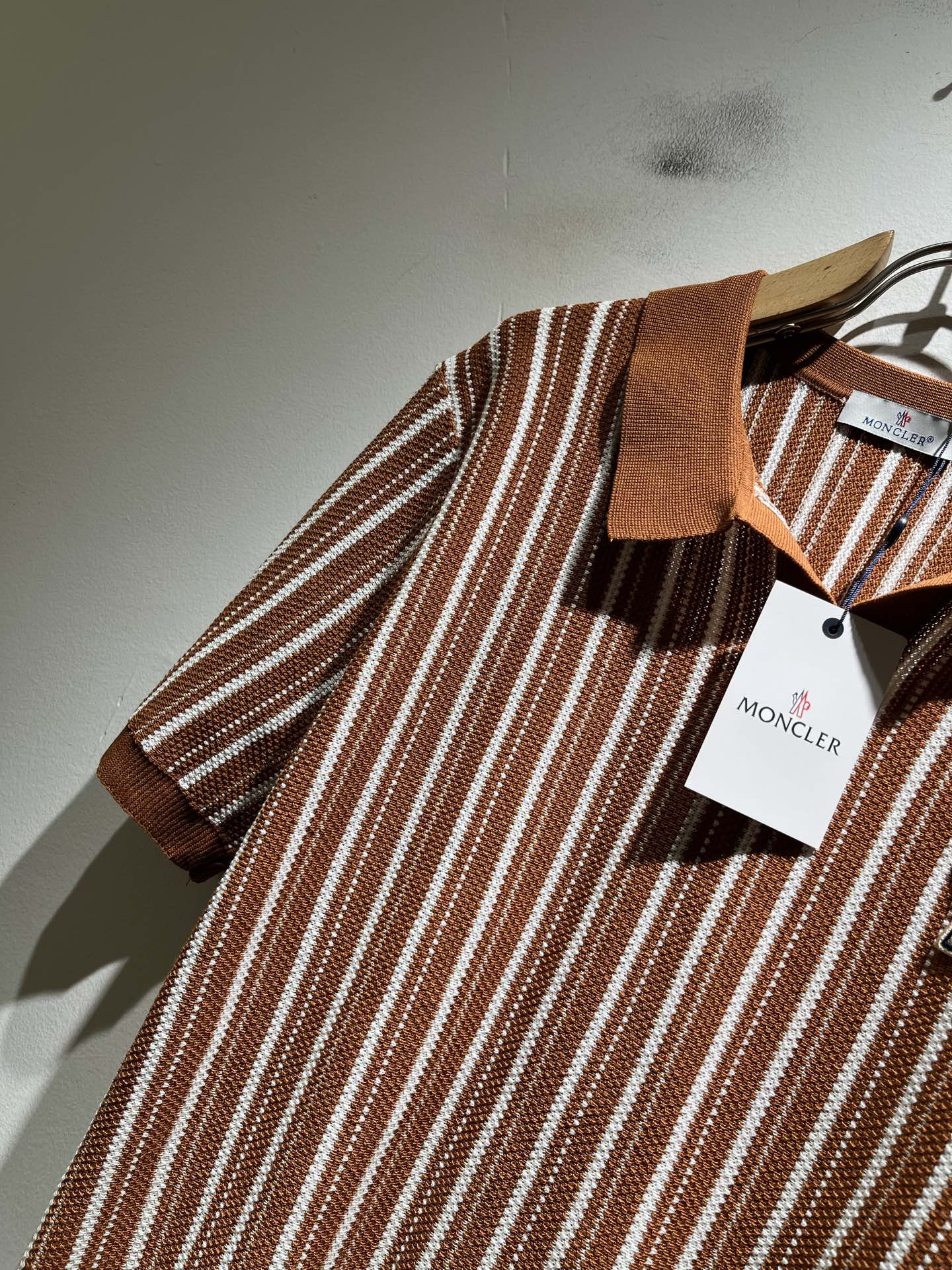 Moncler蒙家 2026春夏最新的贸易订单针织短袖T恤，全品相！！网红款！工艺采用胸前徽章设计！上身