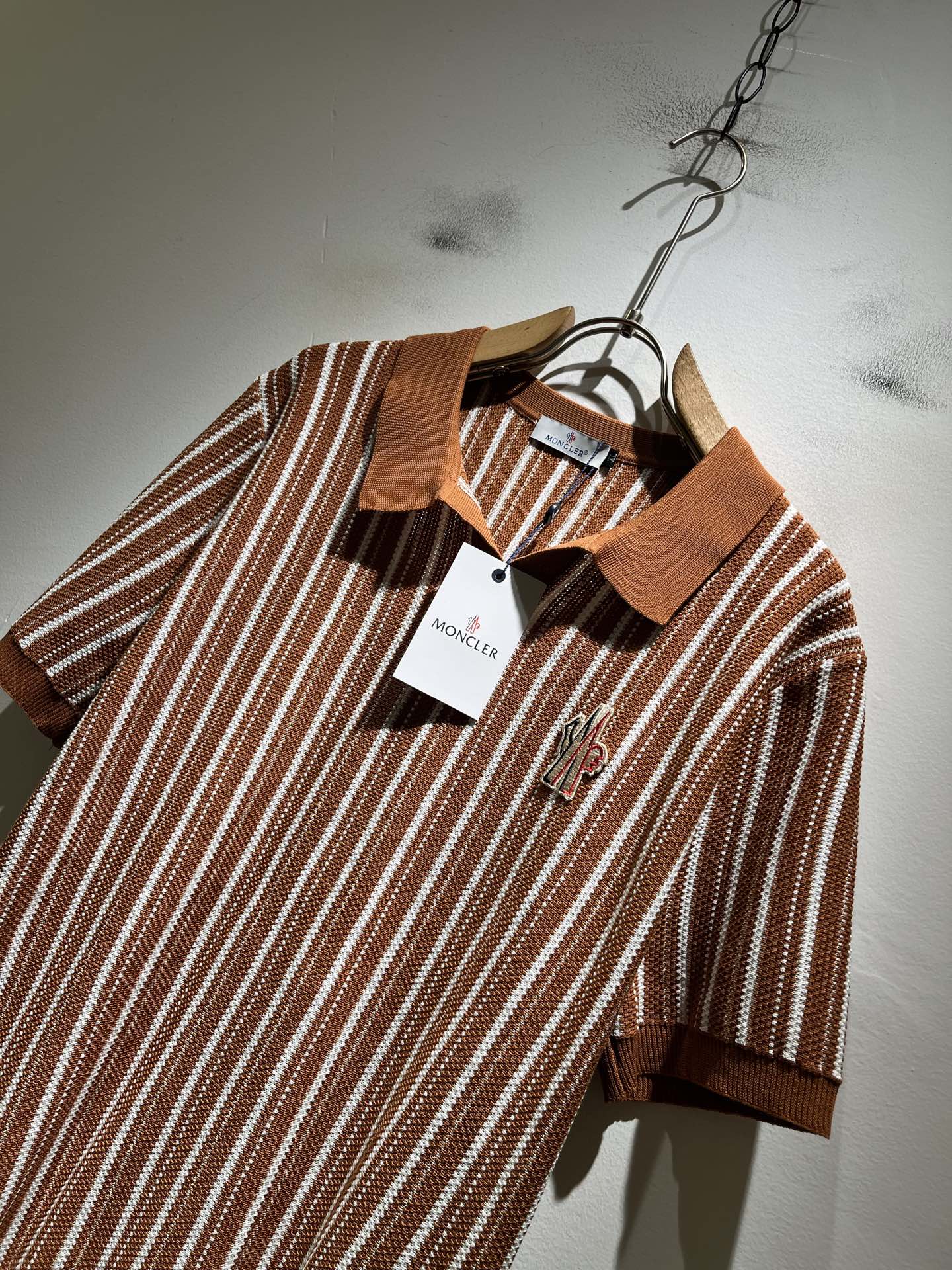 Moncler蒙家 2026春夏最新的贸易订单针织短袖T恤，全品相！！网红款！工艺采用胸前徽章设计！上身