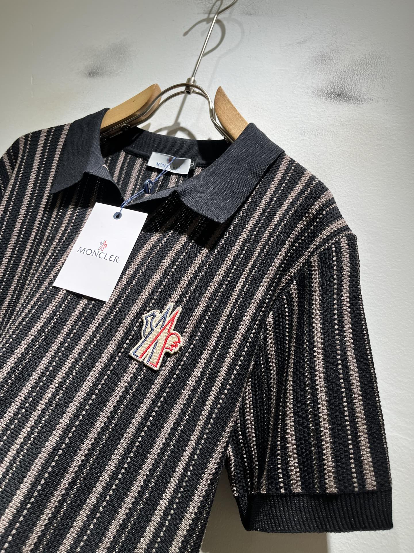 Moncler蒙家 2026春夏最新的贸易订单针织短袖T恤，全品相！！网红款！工艺采用胸前徽章设计！上身
