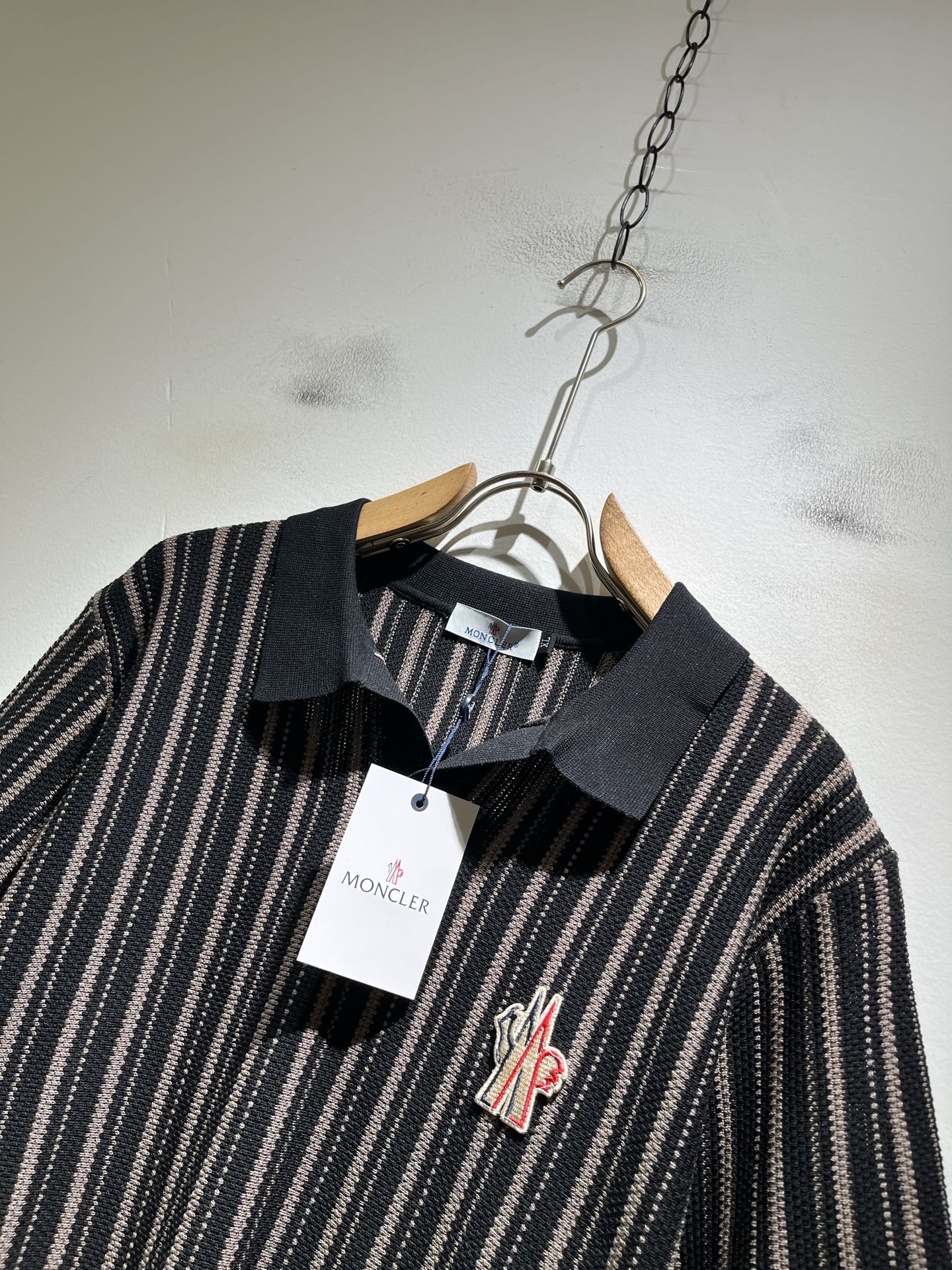 Moncler蒙家 2026春夏最新的贸易订单针织短袖T恤，全品相！！网红款！工艺采用胸前徽章设计！上身