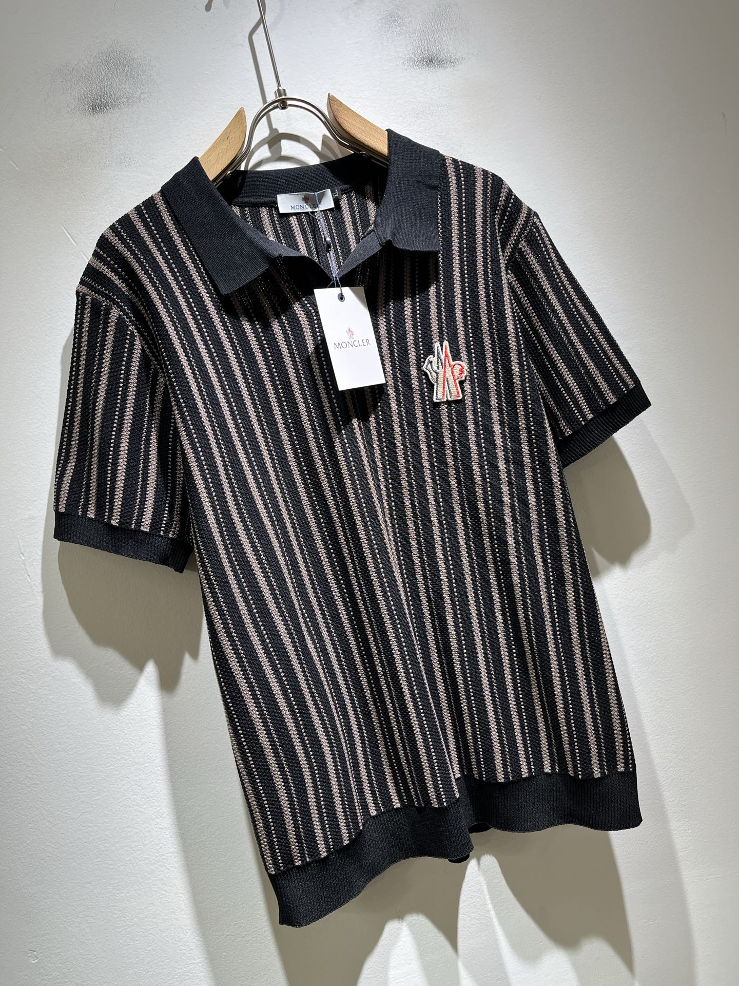 Moncler蒙家 2026春夏最新的贸易订单针织短袖T恤，全品相！！网红款！工艺采用胸前徽章设计！上身