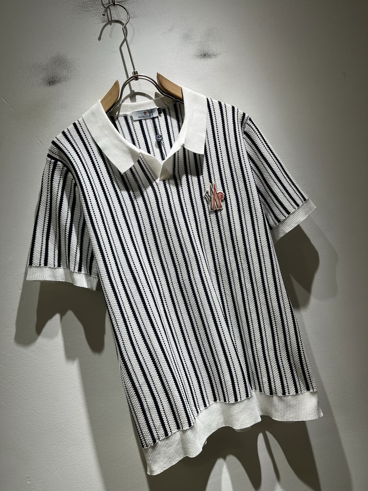 Moncler蒙家 2026春夏最新的贸易订单针织短袖T恤，全品相！！网红款！工艺采用胸前徽章设计！上身
