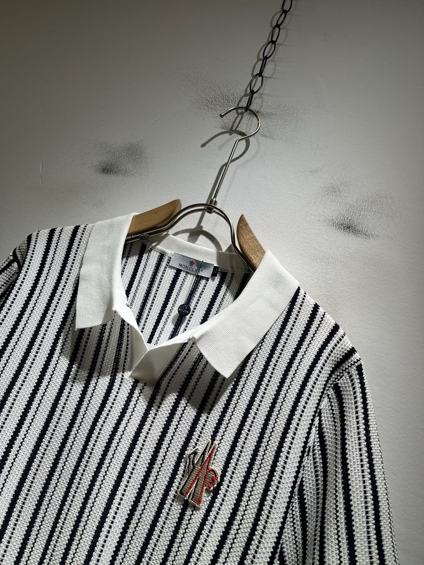 Moncler蒙家 2026春夏最新的贸易订单针织短袖T恤，全品相！！网红款！工艺采用胸前徽章设计！上身