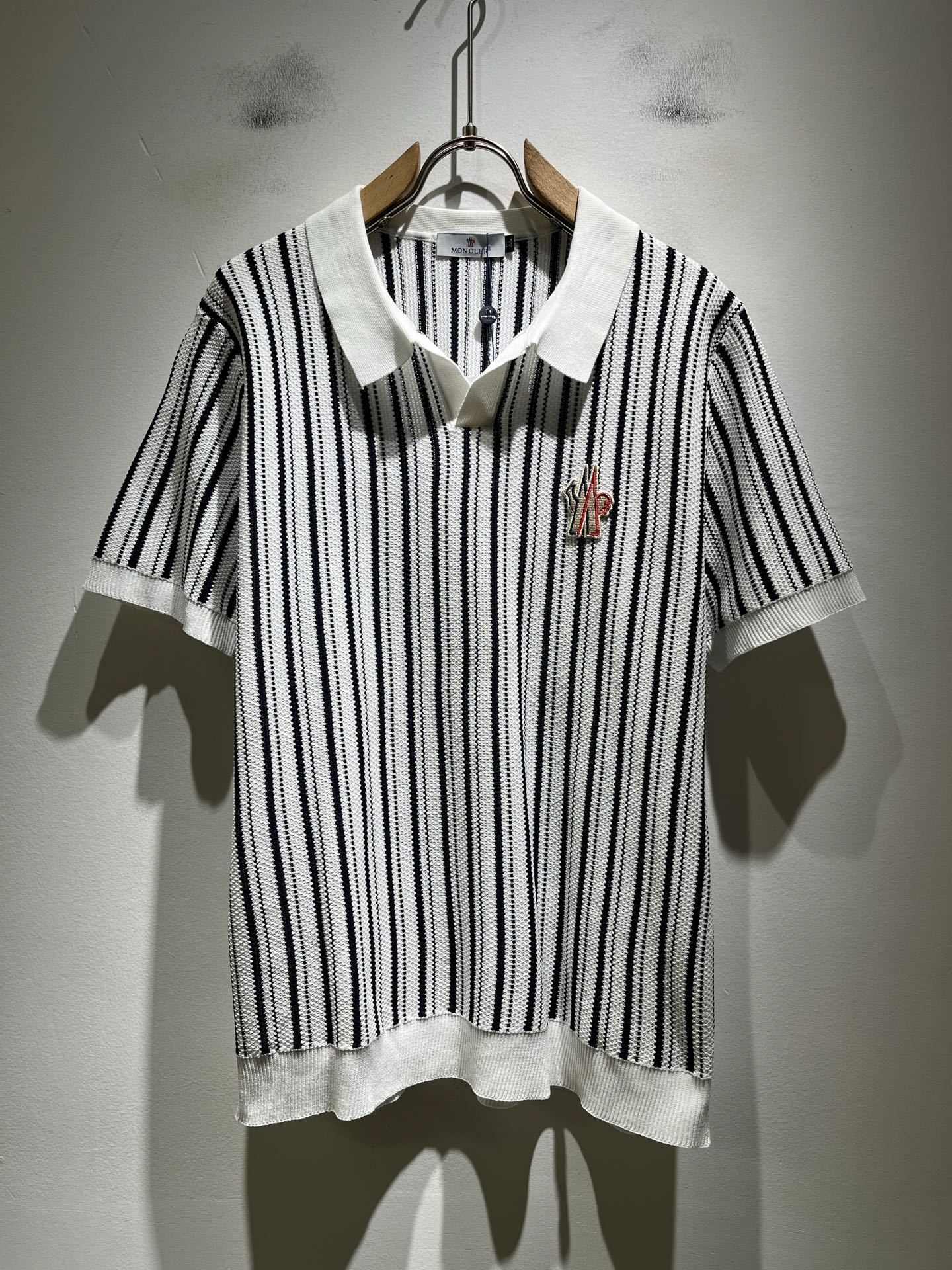 Moncler蒙家 2026春夏最新的贸易订单针织短袖T恤，全品相！！网红款！工艺采用胸前徽章设计！上身