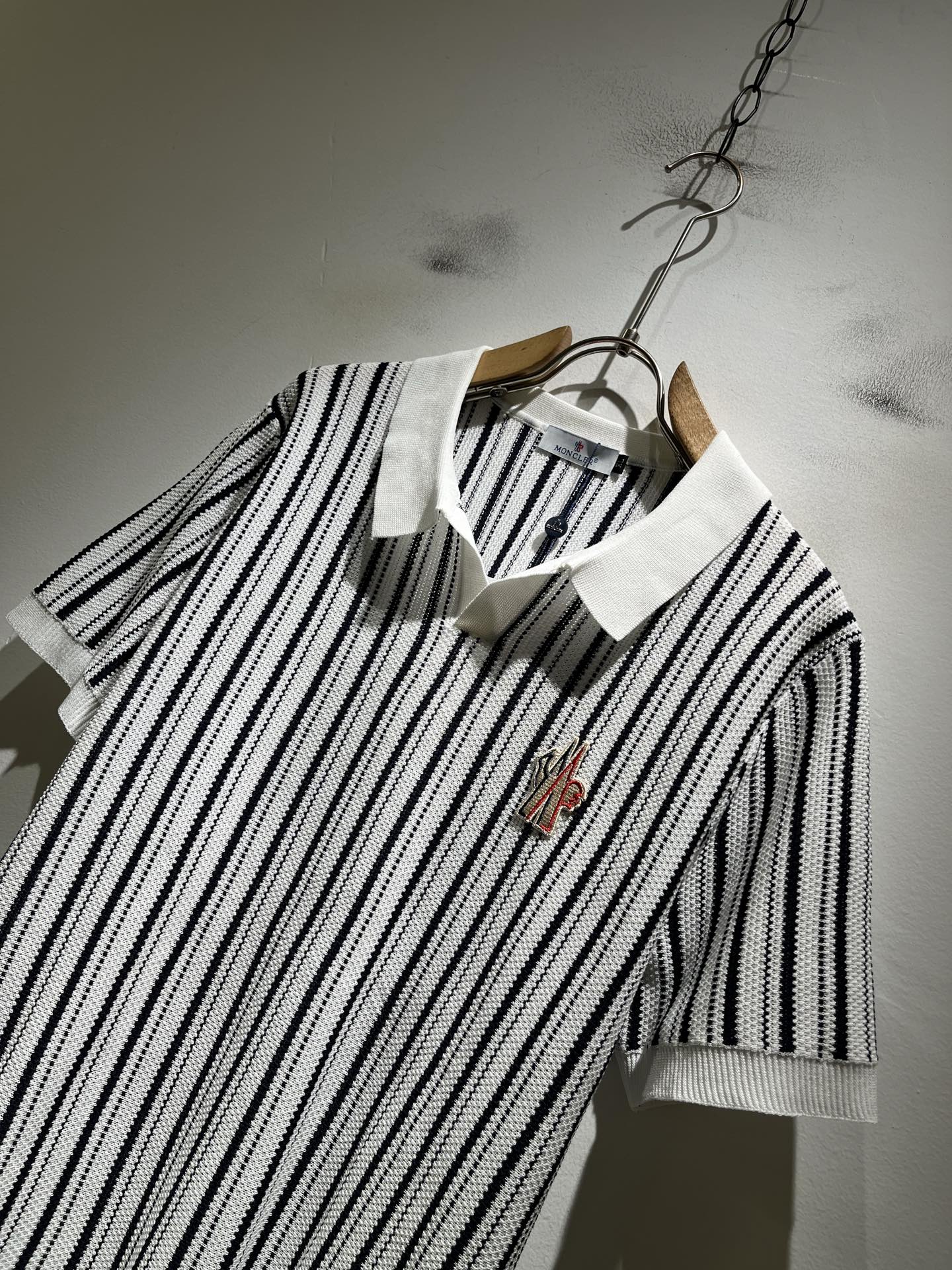 Moncler蒙家 2026春夏最新的贸易订单针织短袖T恤，全品相！！网红款！工艺采用胸前徽章设计！上身