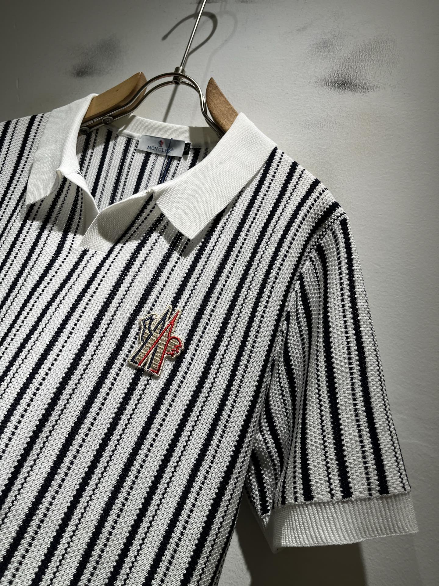 Moncler蒙家 2026春夏最新的贸易订单针织短袖T恤，全品相！！网红款！工艺采用胸前徽章设计！上身