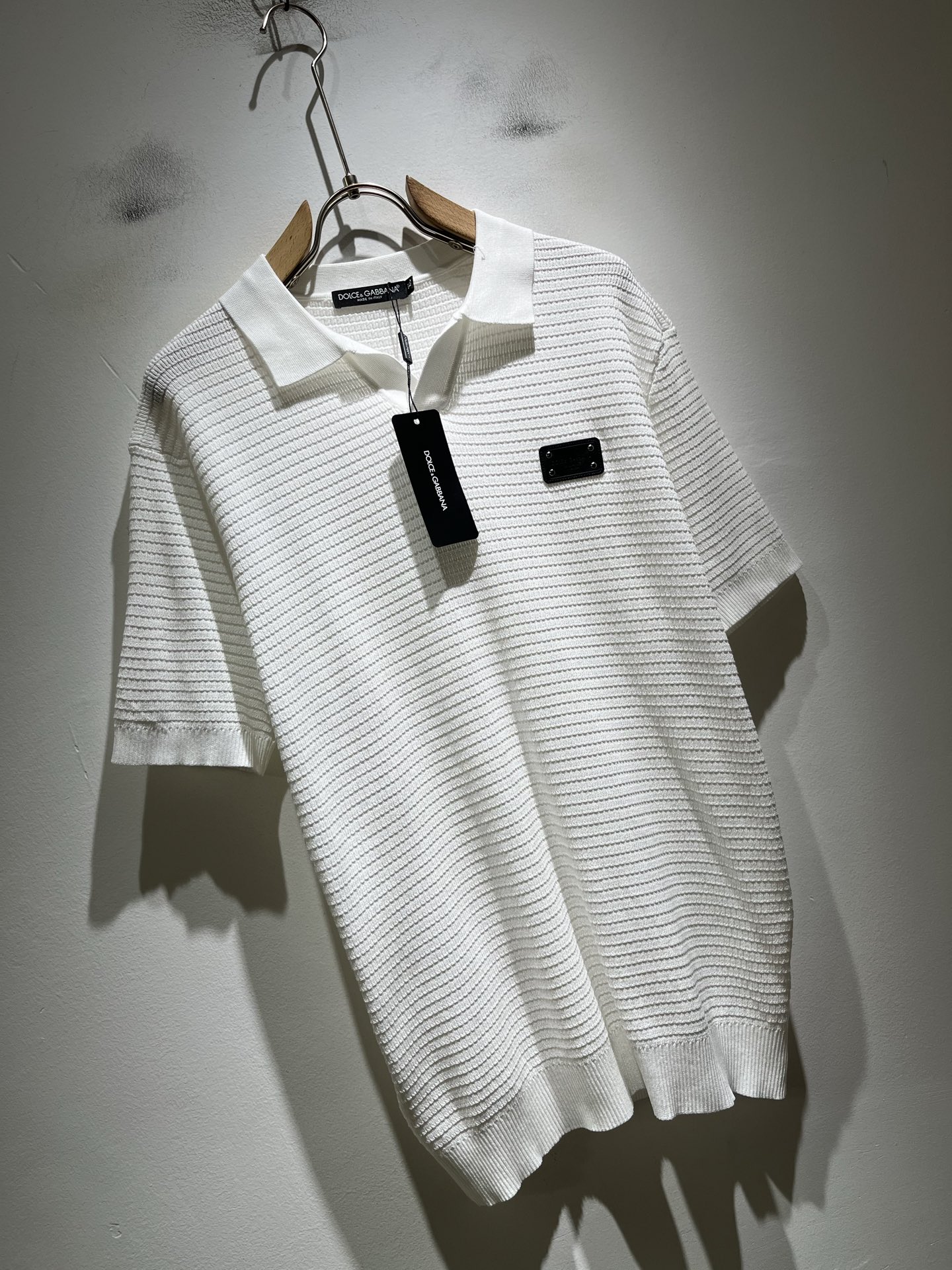 Dolce&Gabba*a 杜嘉*纳2026春夏新款短袖针织衫，专柜同步发售！定制专属纯棉面料，胸前皮革