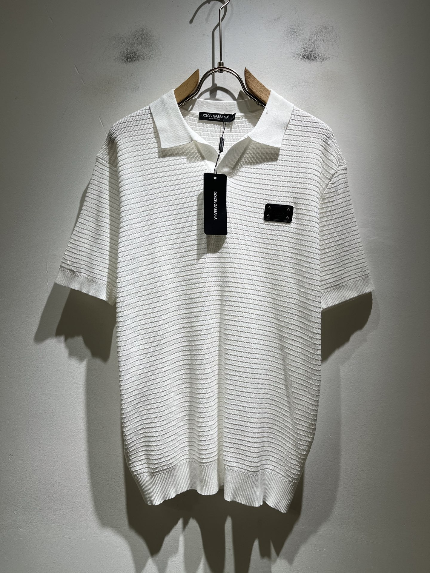 Dolce&Gabba*a 杜嘉*纳2026春夏新款短袖针织衫，专柜同步发售！定制专属纯棉面料，胸前皮革
