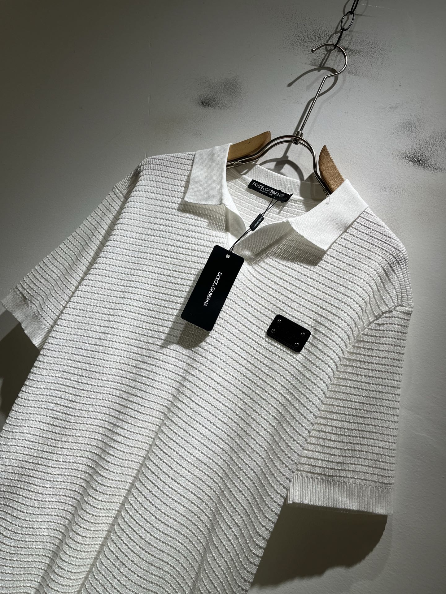 Dolce&Gabba*a 杜嘉*纳2026春夏新款短袖针织衫，专柜同步发售！定制专属纯棉面料，胸前皮革
