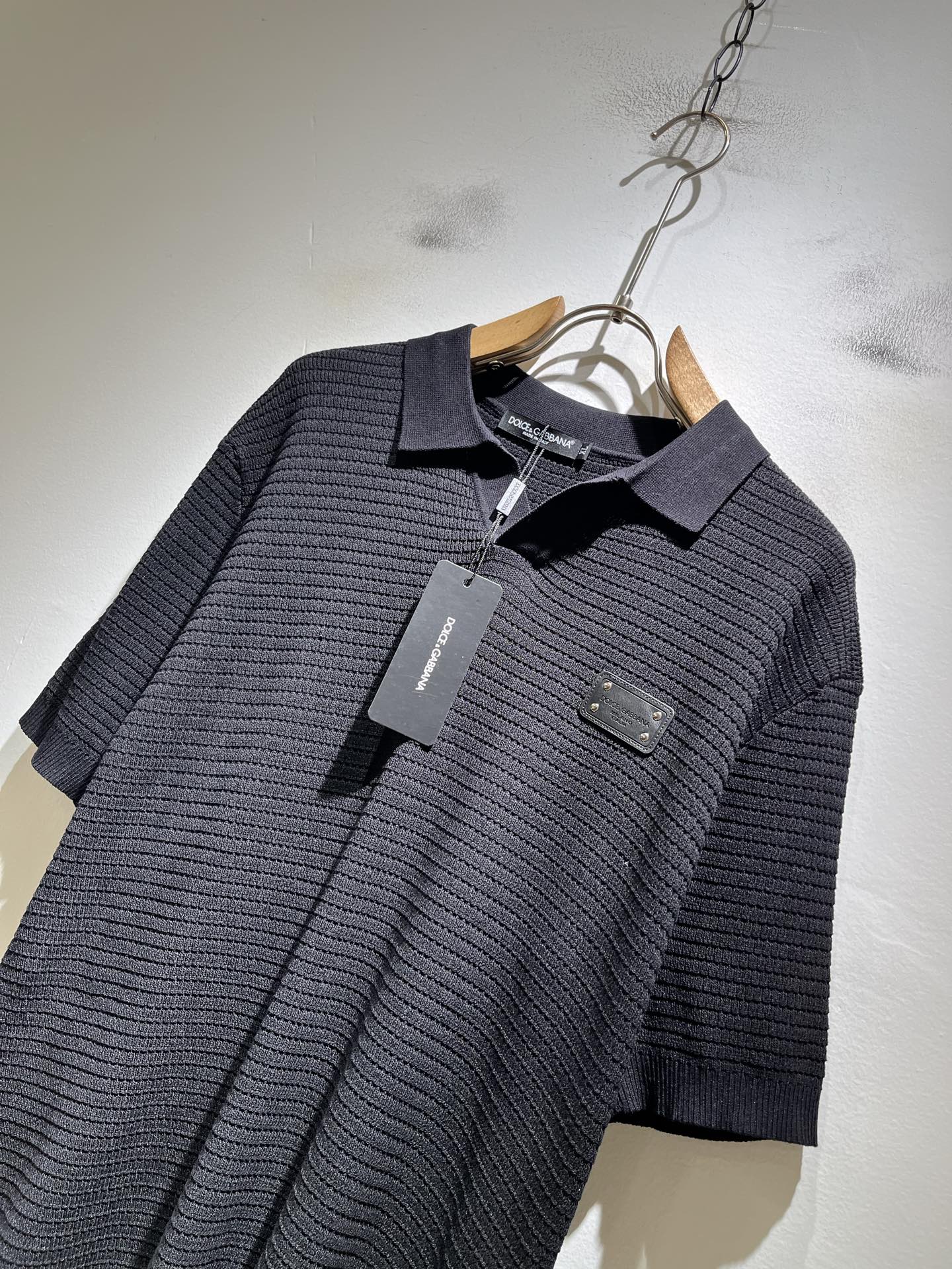 Dolce&Gabba*a 杜嘉*纳2026春夏新款短袖针织衫，专柜同步发售！定制专属纯棉面料，胸前皮革