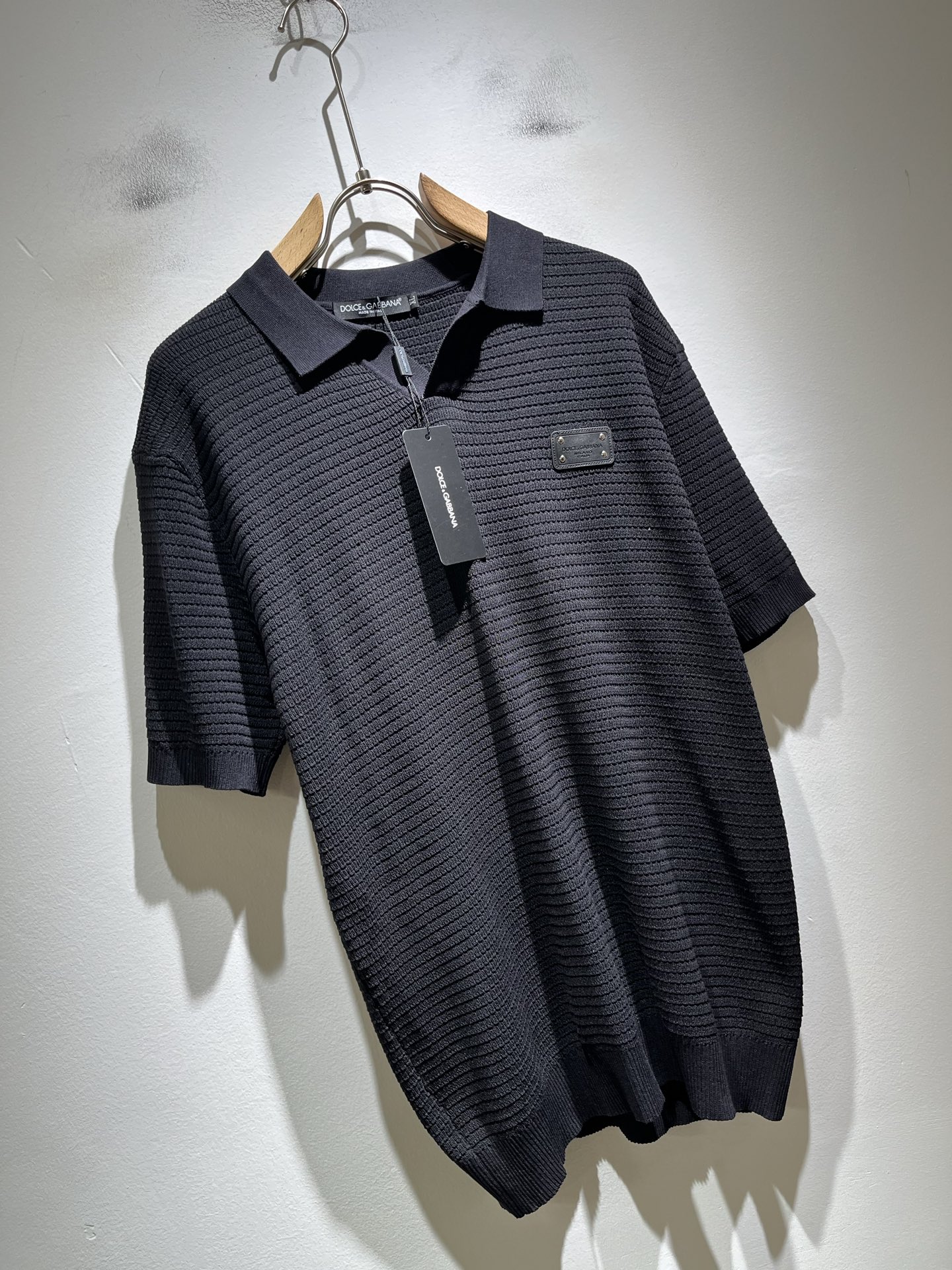 Dolce&Gabba*a 杜嘉*纳2026春夏新款短袖针织衫，专柜同步发售！定制专属纯棉面料，胸前皮革