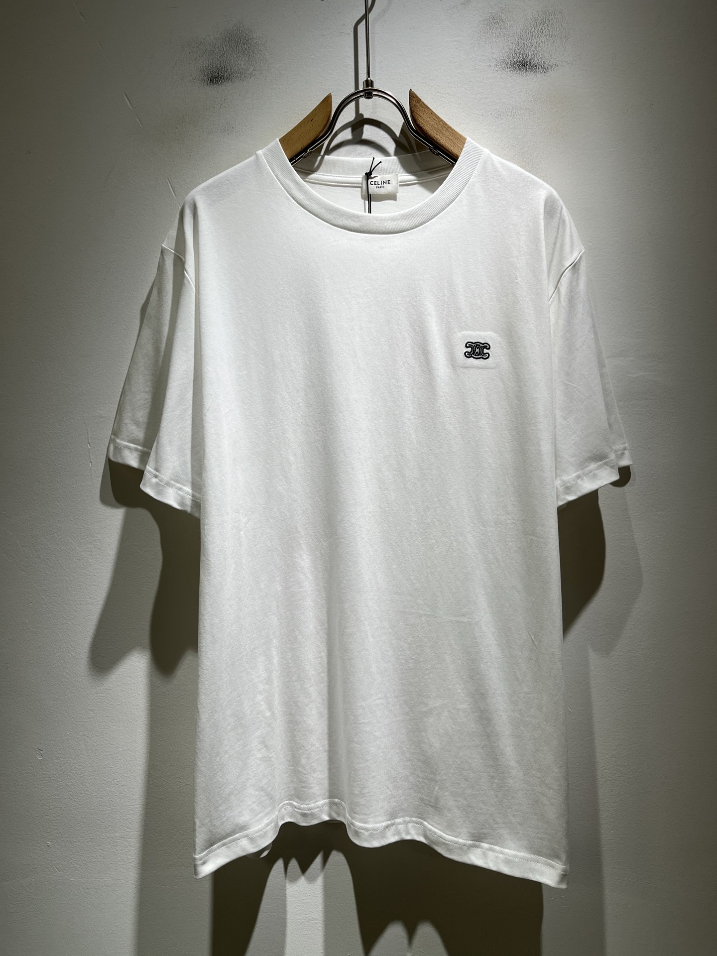 NO:774436,CELIN*Selin 2026 spring and summer new fashion casual round neck short-sleeved T-shirt, classic men's and women's short-sleeved couple's T-shirt!  Trading company channels are rare and available on the official website simultaneously!  26 early spring fashion new styles are recommended. CE, which is increasingly embracing young new forces, not only retains the classics, but also continuously incorporates youthful elements. It is indeed exciting!  This latest short T-shirt for spring and summer is designed with classic logo embroidery on the chest!  The contrasting neckline design, which is simple yet high-end, is enough to highlight a new theme. The style setting is both retro and fashionable, and can be worn with various temperaments!  The clear and three-dimensional details of the logo highlight the perfect appearance and texture!  The 100% cotton fabric is custom-made and comes in a super white color. Please hurry up and take it away!  Size S-XL,,celine,T-shirt,tees,t-shirt,19860909CELIN*瑟琳 2026春夏新款时尚休闲圆领短袖T恤,经典男女同款情侣短袖T恤衫！贸易公司渠道稀出,同步官网发售！26早春时尚新款推荐,越来越向年轻新势力迸发的CE,除了保留经典的同时,不断融入年轻化元素,确实令人期待！这款春夏最新发售的短Tee,胸前经典Logo刺绣工艺设计！搭色简约而又不失高级感的撞色领口设计,足以凸显出全新的主题,复古与时髦兼顾的风格设定,可以应对各种气质范儿穿搭！logo清晰立体的细节,凸显完美的品相与质感！客供定织全棉面料,并且超级显白配色,各位抓紧时间带走吧！尺码S-XL,,celine,T-shirt,tees，t-shirt,,Men's clothing