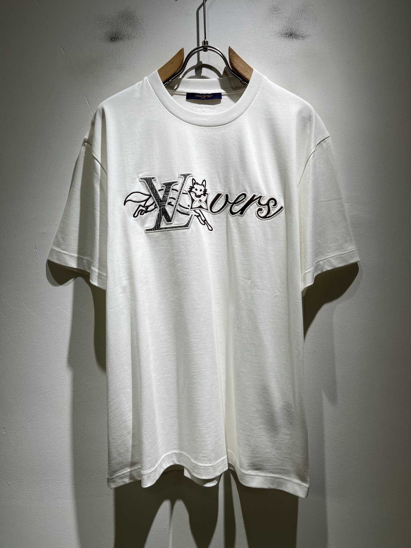 NO:774407,LouisVuitt* Louis*den's new 2026 spring and summer series of items are online. It is a very fashionable and avant-garde short-sleeved T-shirt for men and women, with logo embroidery and decoration!  It is different from the past and declares the design concept that the brand has inherited for many years!  Its eye-catching appeal is no less than any classic style, perfectly presenting the sense of fashion, high-end and luxury to the world!  It is made of imported 100% cotton material supplied by customers. It is a selection of high-quality pure cotton fabrics. It feels soft, waxy and delicate to the skin. The actual product will definitely exceed your imagination. It is extremely comfortable and breathable. Even if you sweat profusely, you will not feel greasy or stuffy. It maximizes sweat wicking and moisture absorption!  Size S-XL,,louis vuitton,louis vuitton,T-shirt,tees,t-shirt,19860909LouisVuitt*路易*登 2026春夏全新系列单品上线,非常时髦前卫的一款男女同款短袖T恤,标识logo图案刺绣修饰！区别于以往的不同,宣示品牌传承多年的设计理念！其吸睛度完全不亚于任何经典款式,将时髦高级感与奢华感完美呈现在世人眼前！客供进口全棉材质制成,精选优质纯棉面料,触感软糯亲肤细腻,实物到手绝对超乎你的想象,贴身无比舒适透气,即便是汗流浃背也不会有腻身及闷热感可言,将排汗吸湿性发挥到了极致！尺码S-XL,,louis vuitton,louis vuitton,T-shirt,tees，t-shirt,,Men's clothing