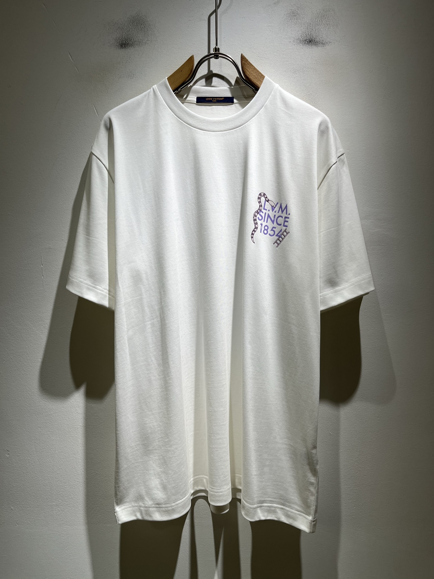 NO:774417,LouisVuitt* Louis*den's new 2026 spring and summer series of items are online. It is a very fashionable and avant-garde short-sleeved T-shirt for men and women, decorated with logo pattern printing!  It is different from the past and declares the design concept that the brand has inherited for many years!  Its eye-catching appeal is no less than any classic style, perfectly presenting the sense of fashion, high-end and luxury to the world!  It is made of imported 100% cotton material supplied by customers. It is a selection of high-quality pure cotton fabrics. It feels soft, waxy and delicate to the skin. The actual product will definitely exceed your imagination. It is extremely comfortable and breathable. Even if you sweat profusely, you will not feel greasy or stuffy. It maximizes sweat wicking and moisture absorption!  Size S-XL,,louis vuitton,louis vuitton,T-shirt,tees,t-shirt,19860909LouisVuitt*路易*登 2026春夏全新系列单品上线,非常时髦前卫的一款男女同款短袖T恤,标识logo图案印花修饰！区别于以往的不同,宣示品牌传承多年的设计理念！其吸睛度完全不亚于任何经典款式,将时髦高级感与奢华感完美呈现在世人眼前！客供进口全棉材质制成,精选优质纯棉面料,触感软糯亲肤细腻,实物到手绝对超乎你的想象,贴身无比舒适透气,即便是汗流浃背也不会有腻身及闷热感可言,将排汗吸湿性发挥到了极致！尺码S-XL,,louis vuitton,louis vuitton,T-shirt,tees，t-shirt,,Men's clothing