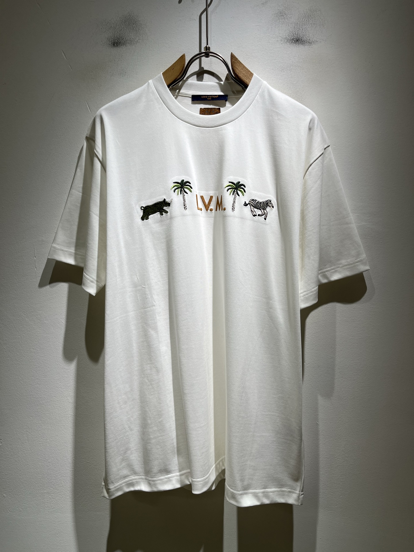 NO:774445,LouisVuitt* Louis*den's new 2026 spring and summer series of items are online. It is a very fashionable and avant-garde short-sleeved T-shirt for men and women, with logo embroidery and decoration!  It is different from the past and declares the design concept that the brand has inherited for many years!  Its eye-catching appeal is no less than any classic style, perfectly presenting the sense of fashion, high-end and luxury to the world!  It is made of imported 100% cotton material supplied by customers. It is a selection of high-quality pure cotton fabrics. It feels soft, waxy and delicate to the skin. The actual product will definitely exceed your imagination. It is extremely comfortable and breathable. Even if you sweat profusely, you will not feel greasy or stuffy. It maximizes sweat wicking and moisture absorption!  Size S-XL,,louis vuitton,louis vuitton,T-shirt,tees,t-shirt,19860909LouisVuitt*路易*登 2026春夏全新系列单品上线,非常时髦前卫的一款男女同款短袖T恤,标识logo图案刺绣修饰！区别于以往的不同,宣示品牌传承多年的设计理念！其吸睛度完全不亚于任何经典款式,将时髦高级感与奢华感完美呈现在世人眼前！客供进口全棉材质制成,精选优质纯棉面料,触感软糯亲肤细腻,实物到手绝对超乎你的想象,贴身无比舒适透气,即便是汗流浃背也不会有腻身及闷热感可言,将排汗吸湿性发挥到了极致！尺码S-XL,,louis vuitton,louis vuitton,T-shirt,tees，t-shirt,,Men's clothing
