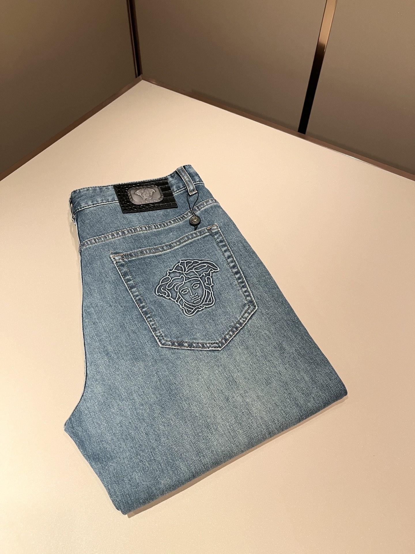 NO:774372,Versa*e Fan*zhe 2026 spring and summer new classic men's casual jeans, produced by OEM, exported to European and American orders, and will be released simultaneously in the official counter in 2025!  !  Turkish denim supplied by customers, soft texture, comfortable to wear, the fabric has been washed and polished by heavy industry, showing personality and more fashionable. Medusa head logo waistband design!  Pocket brand logo embroidery design!  Show your individual and uninhibited modern attitude. Highlight the brand’s recognition!  The details are perfect, the small straight leg, the natural slim fit, the upper body effect is particularly good, a really difficult pair of jeans!  !  Size 30-40,,versace,jeans,19860909Versa*e范*哲 2026春夏新款经典男士休闲牛仔裤、代工厂出品,出口欧美订单,2025官柜同步发售！！客供土耳其牛仔布、质地柔软、穿着舒适,面料经重工洗水打磨、呈现个性更时尚.美杜莎头像logo腰牌设计！口袋品牌logo刺绣设计！彰显个性不羁的摩登态度.突出品牌的辨识度！细节做工完美,小直筒、自然修身版型,上身效果特别棒,真正难的一款牛仔裤！！尺码30-40,,versace,jeans,,Men's clothing