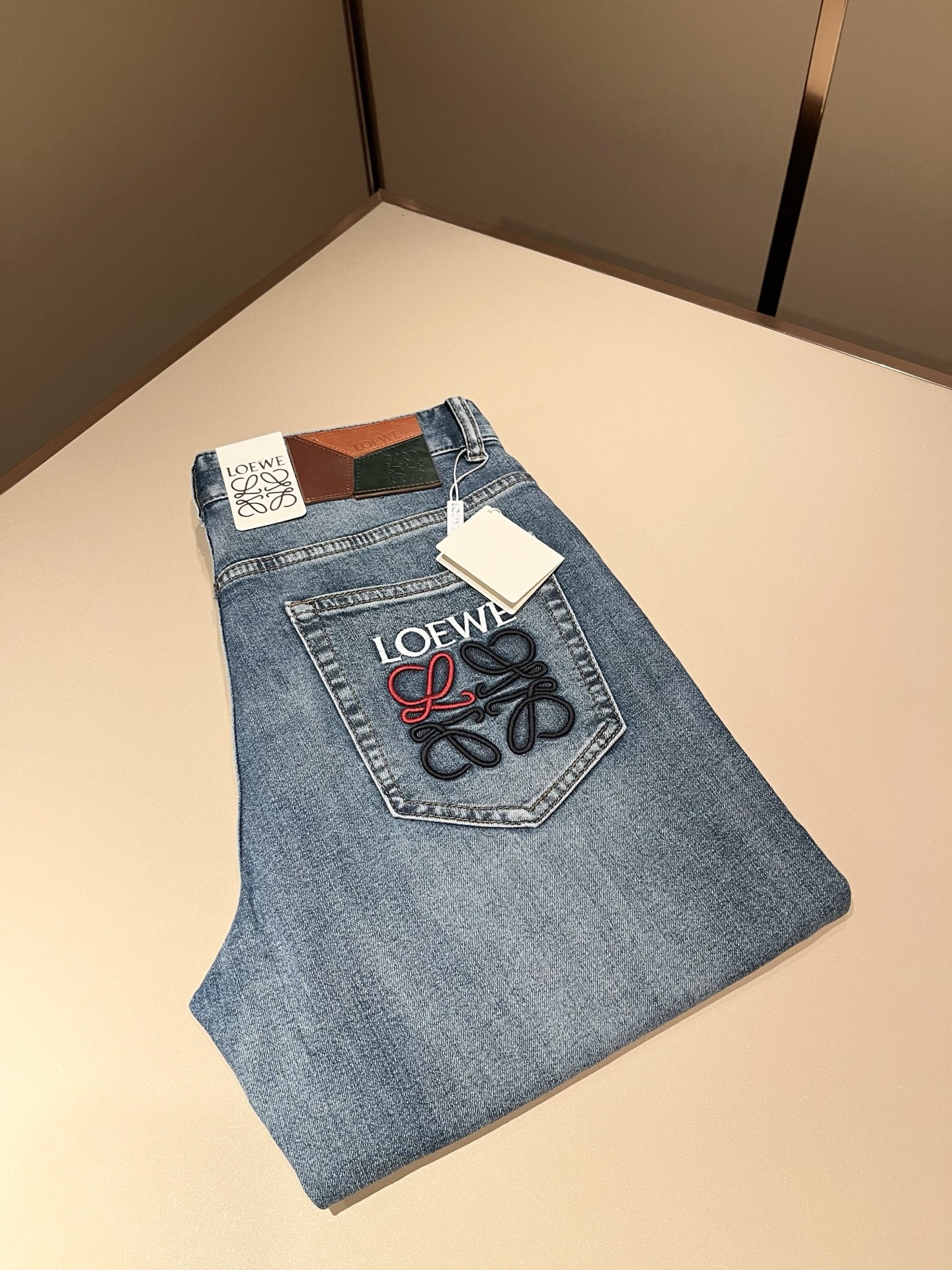 NO:776882,LO*WE/Luo*wei 2026 spring and summer new men's fashion high-end casual pants, Hong Kong foreign company channel goods, original Japanese factory production, pure blood quality, perfectly inherits the essence and genes of the LOE* family, from the main fabric to the detailed craftsmanship, all demonstrate the ingenuity of quality, use multiple brand elements to interpret, select precious cowhide material to construct the logo waist brand leather design!  A soulful expression of identity!  We provide customers with high-grade imported pure cotton fabrics, very high-end and fashionable detailed craftsmanship, and the red ear cloth is made by a specific antique loom. This element represents the identity and rank of the jeans, which is worth savoring!  It is invincible in terms of matching, interpreting the versatility in place, paying attention to the details, all the accessories are supplied by foreign merchants, the tailoring is fit and slim, and the upper body butt lifting effect is excellent. It is a styling item that can only be found but not sought after!  Size 30 -40,,loewe,jeans,cowhide,19860909LO*WE/罗*威2026春夏新品男士时装款高端休闲裤,香港洋行渠道货,日本原厂出品,纯血统品质,完美延续了LOE*家的精髓与基因,从主体面料到细节工艺,无不彰显出品质的匠心所在,运用多个品牌元素标识来诠释,选取矜贵的牛皮材质构建logo腰牌皮革设计！属于灵魂式的身份彰显！客供高级进口的纯棉面料,非常高级且时髦的细节工艺,赤耳布是由特定古董织布机完成,此元素代表着牛仔裤的身份及段位,非常值得细品悦人！在搭配上所向无敌,把百搭阐释到位,细节匠心考究,辅料皆为外商客供,剪裁合体修身,上身提臀效果绝佳,可遇而不可求的造型单品！尺码30 -40,,loewe,jeans,cowhide,,Men's clothing
