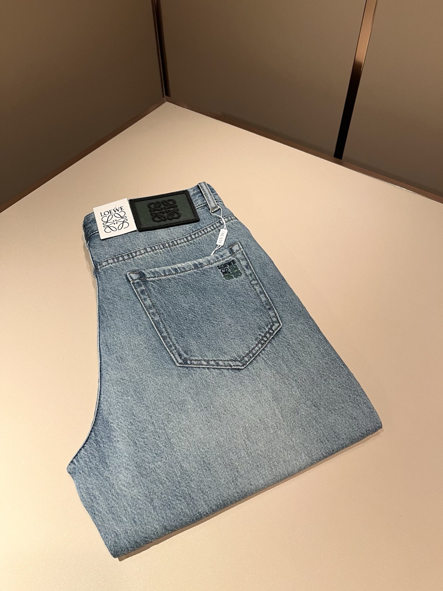 NO:776896,LO*WE/Luo*wei 2026 spring and summer new men's fashion high-end casual pants, Hong Kong foreign company channel goods, original Japanese factory production, pure blood quality, perfectly inherits the essence and genes of the LOE* family, from the main fabric to the detailed craftsmanship, all demonstrate the ingenuity of quality, use multiple brand elements to interpret, select precious cowhide material to construct the logo waist brand leather design!  A soulful expression of identity!  We provide customers with high-grade imported pure cotton fabrics, very high-end and fashionable detailed craftsmanship, and the red ear cloth is made by a specific antique loom. This element represents the identity and rank of the jeans, which is worth savoring!  It is invincible in terms of matching, interpreting the versatility in place, paying attention to the details, all the accessories are supplied by foreign merchants, the tailoring is fit and slim, and the upper body butt lifting effect is excellent. It is a styling item that can only be found but not sought after!  Size 30 -40,,loewe,jeans,cowhide,19860909LO*WE/罗*威2026春夏新品男士时装款高端休闲裤,香港洋行渠道货,日本原厂出品,纯血统品质,完美延续了LOE*家的精髓与基因,从主体面料到细节工艺,无不彰显出品质的匠心所在,运用多个品牌元素标识来诠释,选取矜贵的牛皮材质构建logo腰牌皮革设计！属于灵魂式的身份彰显！客供高级进口的纯棉面料,非常高级且时髦的细节工艺,赤耳布是由特定古董织布机完成,此元素代表着牛仔裤的身份及段位,非常值得细品悦人！在搭配上所向无敌,把百搭阐释到位,细节匠心考究,辅料皆为外商客供,剪裁合体修身,上身提臀效果绝佳,可遇而不可求的造型单品！尺码30 -40,,loewe,jeans,cowhide,,Men's clothing